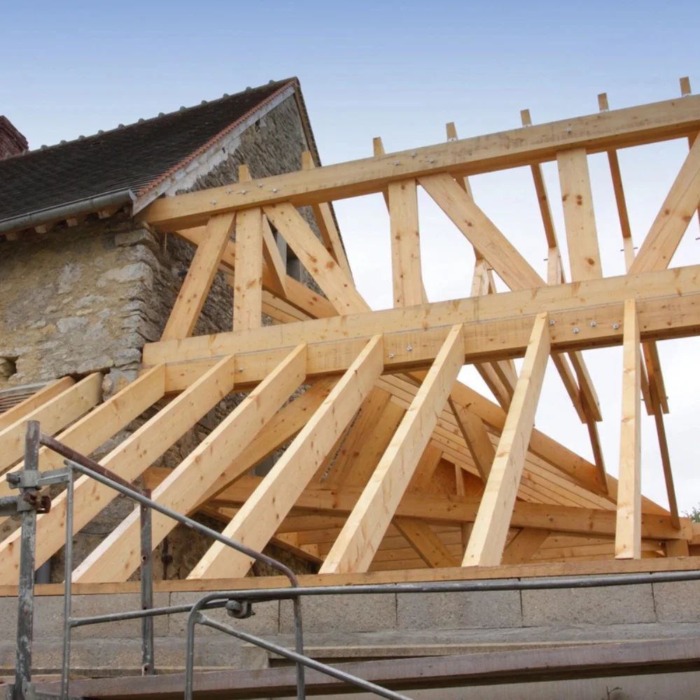Une charpente contre une maison.