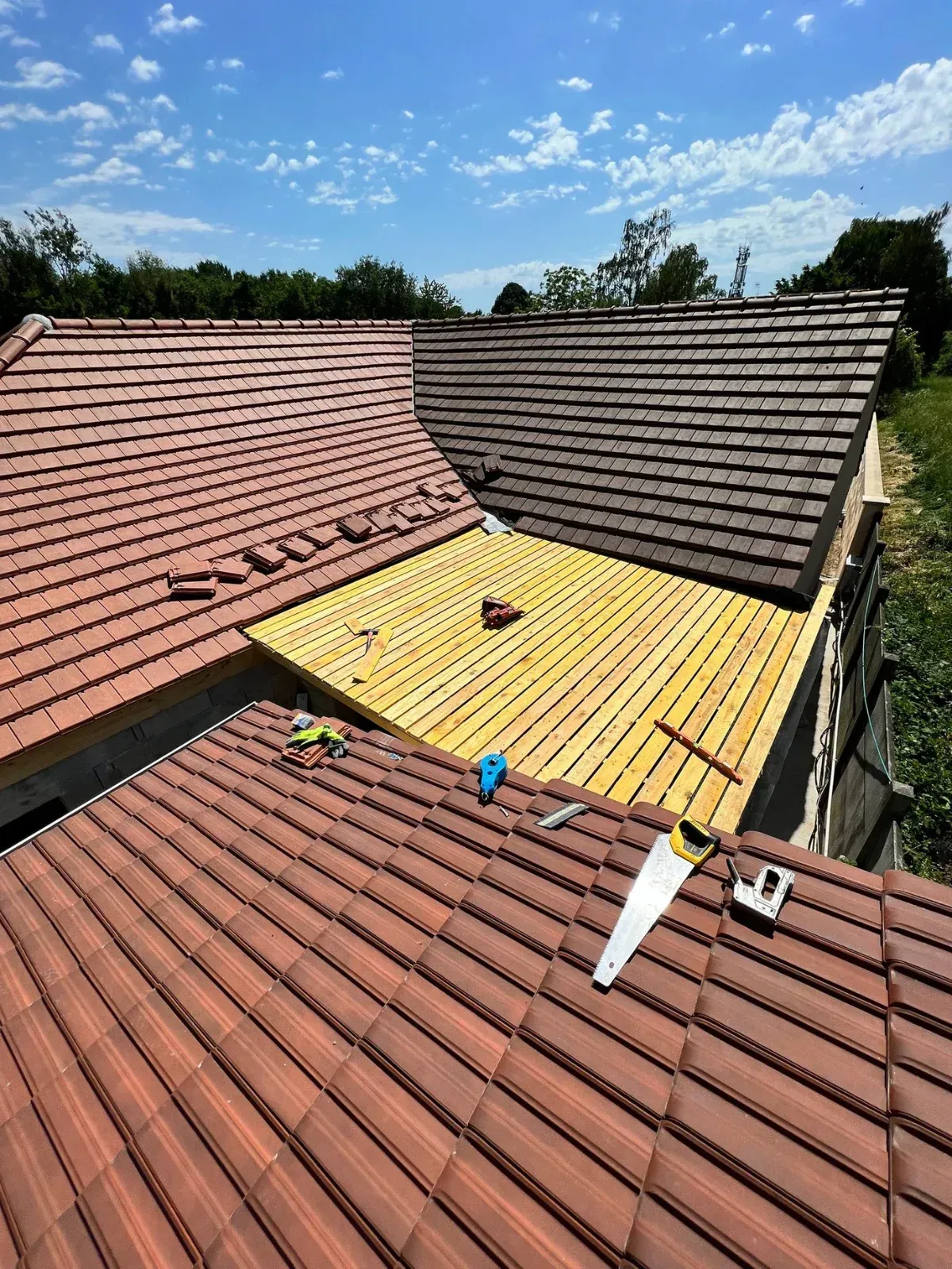 Une toiture en rénovation.
