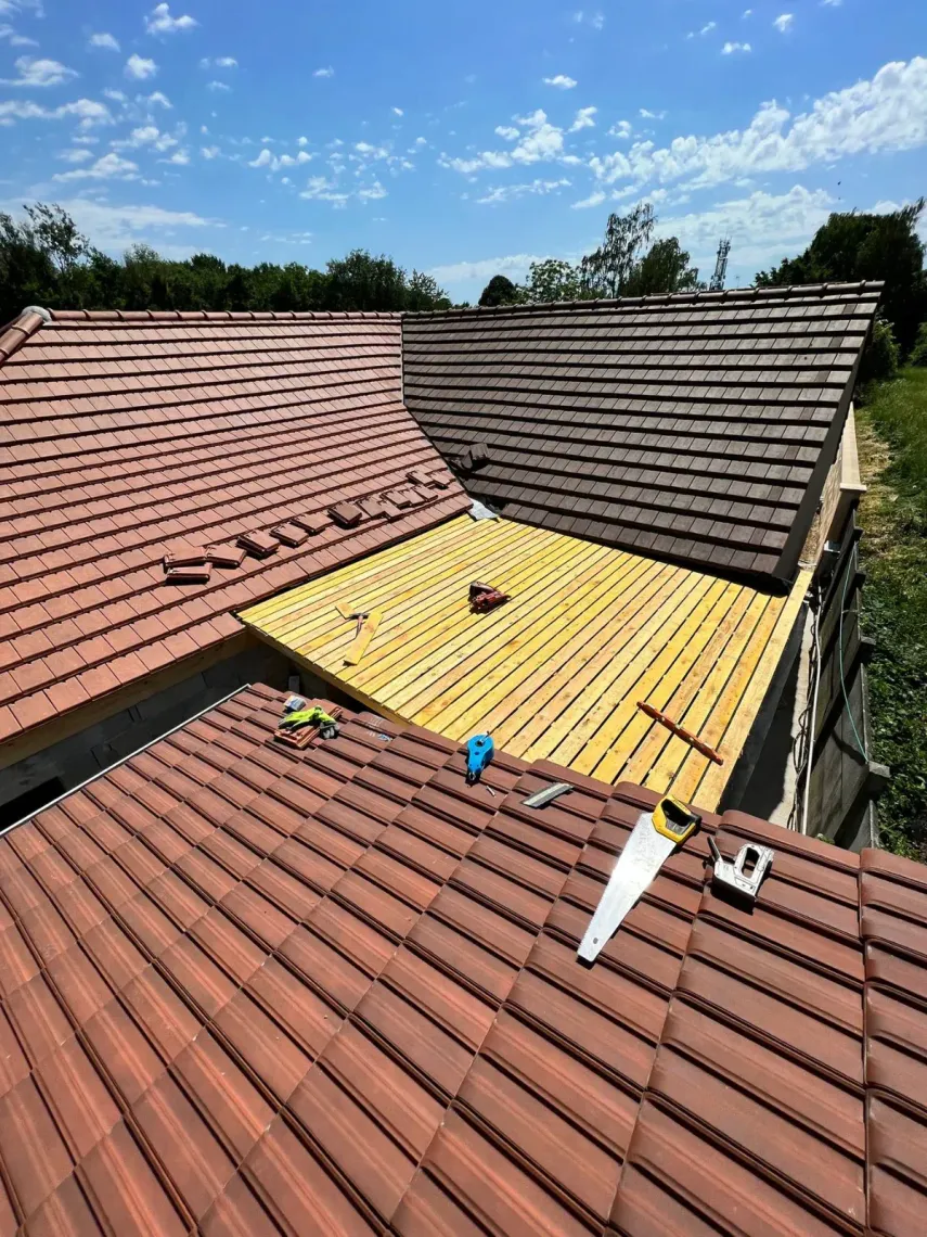 Une toiture avec des tuiles et une scie.