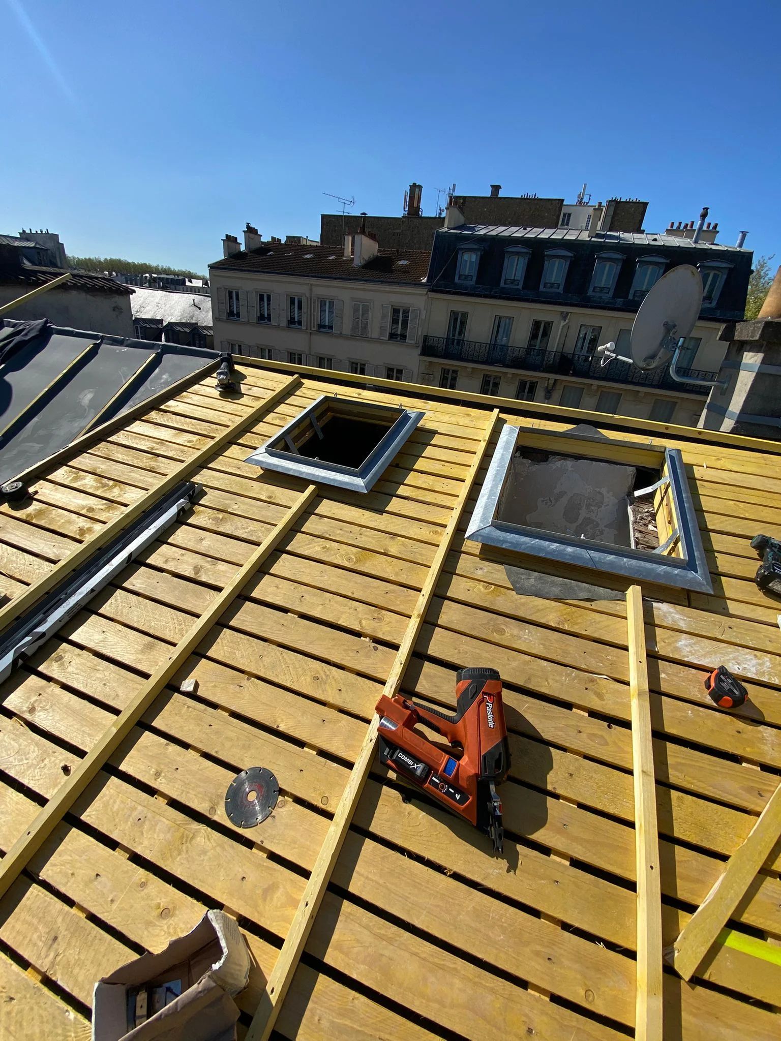 Deux ouvertures de fenêtres de toit.