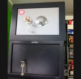 Una caja fuerte negra con dos llaves dentro