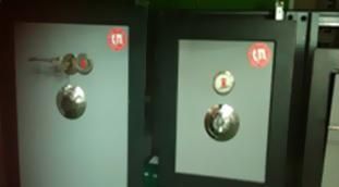 Hay dos cajas fuertes con llaves una al lado de la otra.