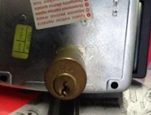 Un primer plano de una cerradura con una llave dentro.