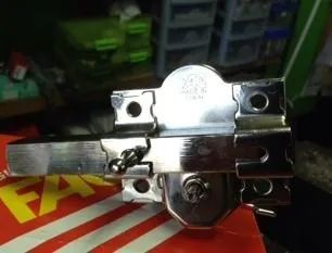 Un primer plano de un objeto de metal colocado encima de una caja roja y blanca.