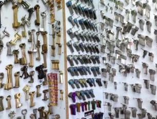 Un manojo de llaves está colgado en la pared de una tienda.