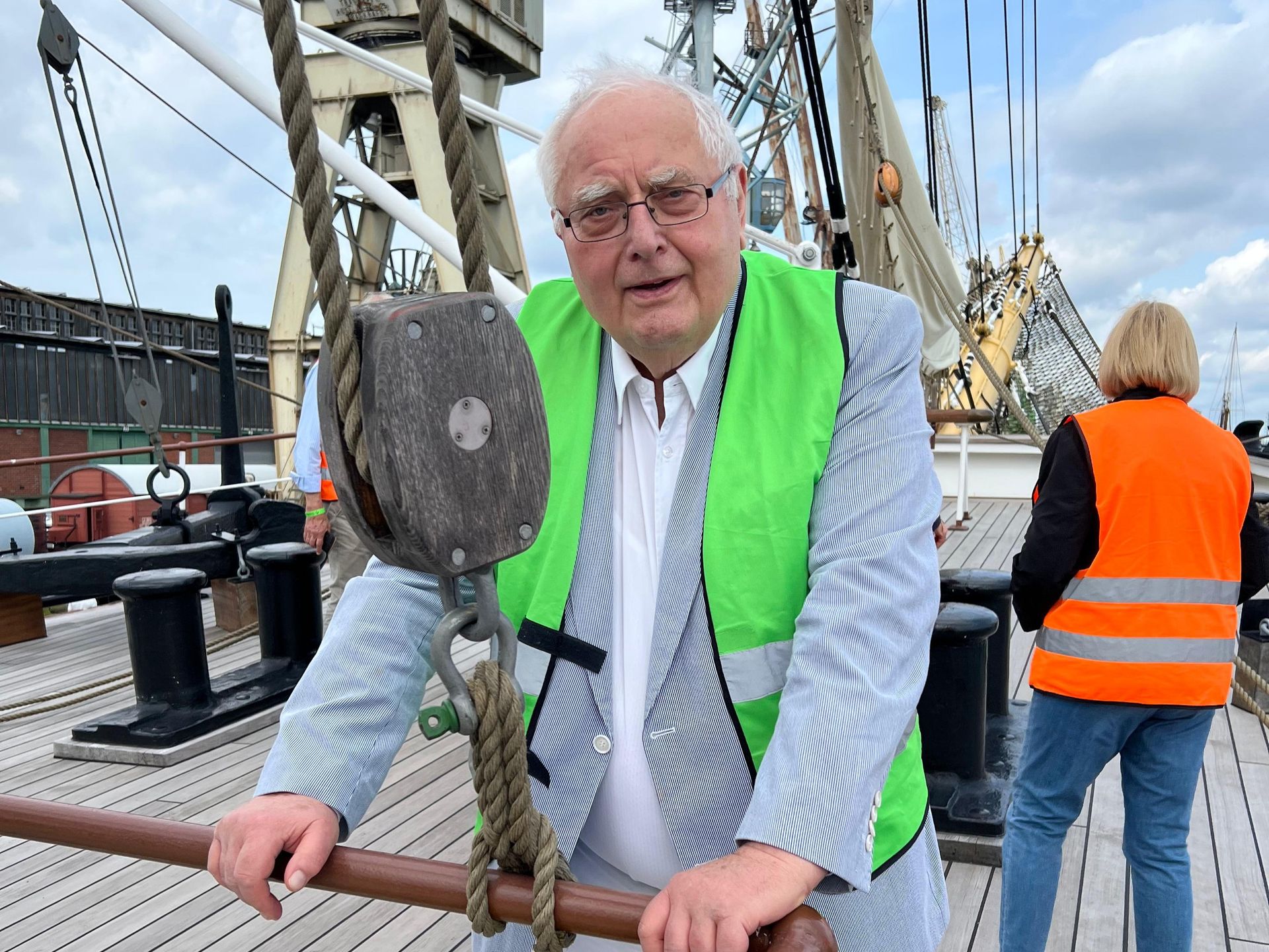 Ein Mann steht auf einem Segelschiff