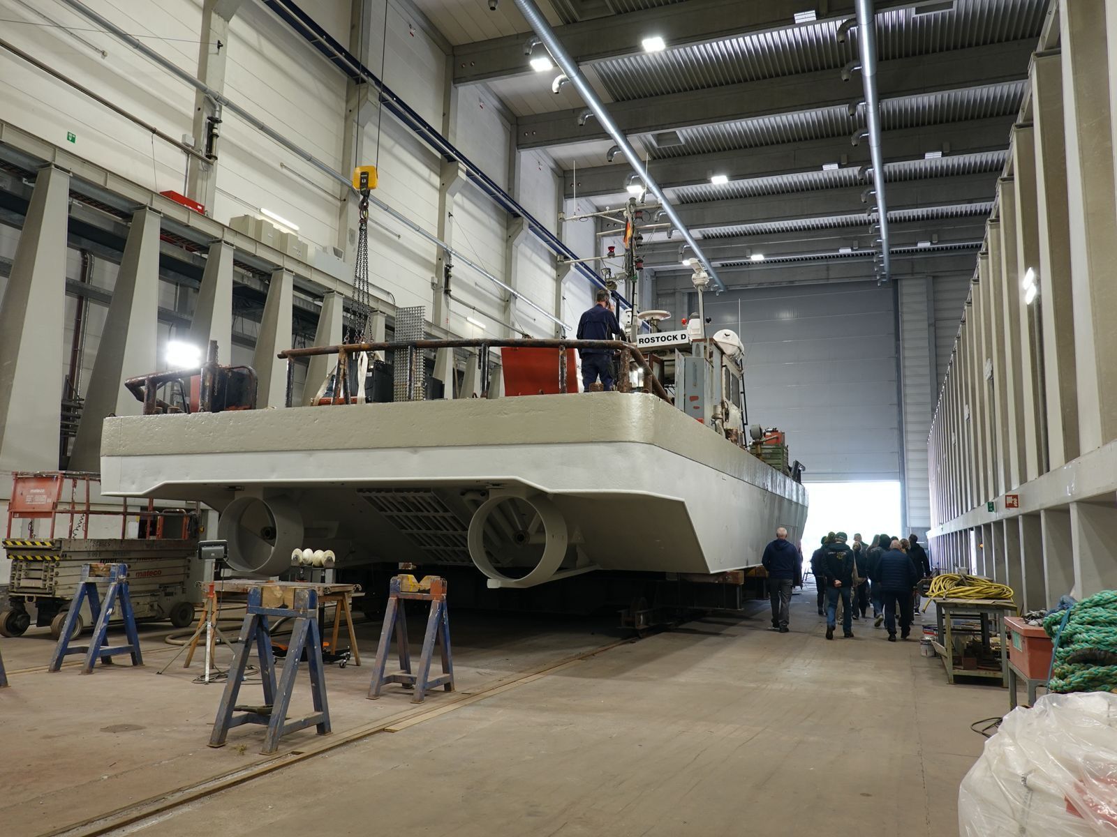 Eine Schulklasse besichtigt eine Werft