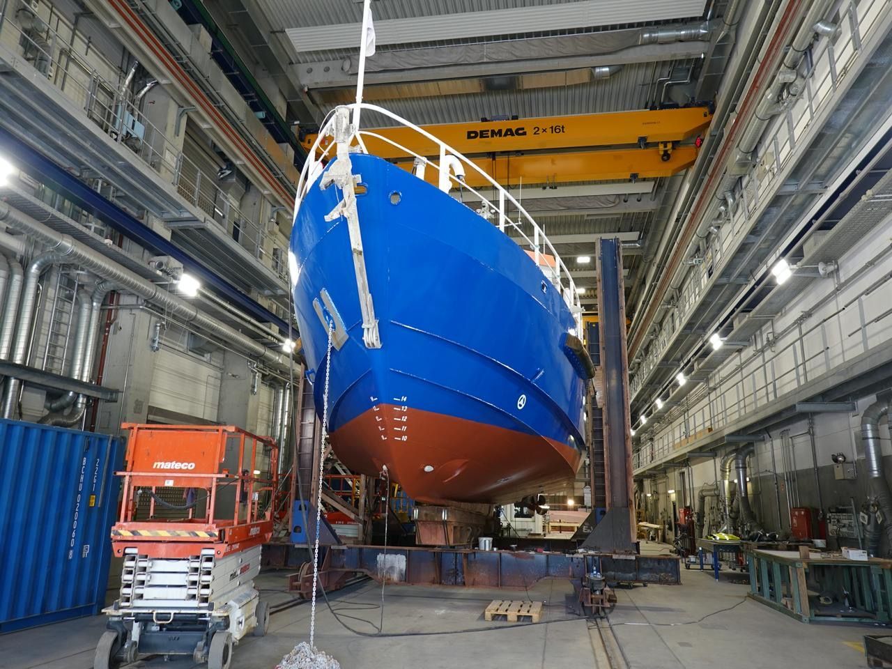 Einblick in die Fertigungshalle  einer Werft