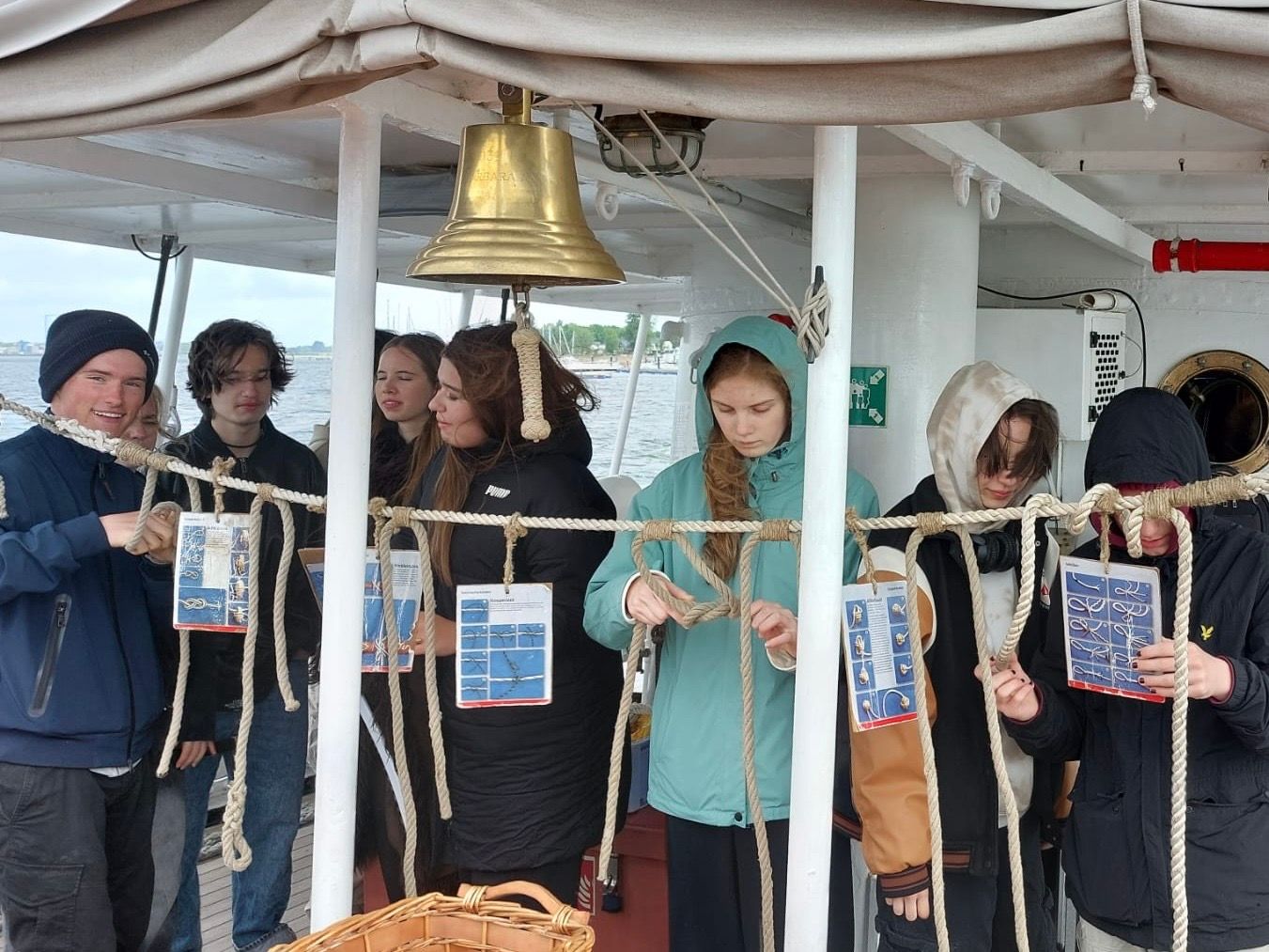 Eine Schulklasse übt Seemannsknoten