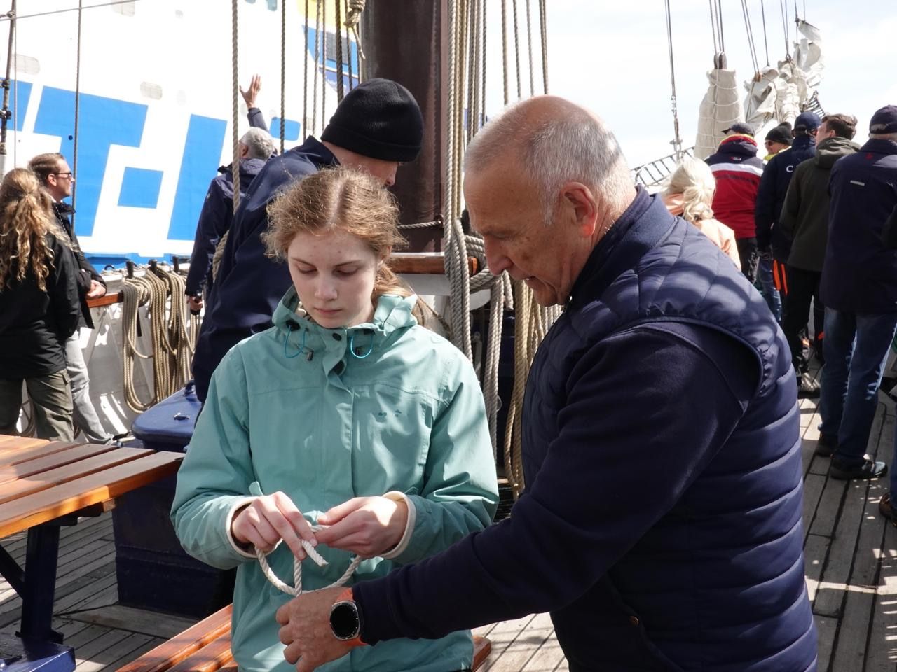 Zwei Personen üben Seemannsknoten