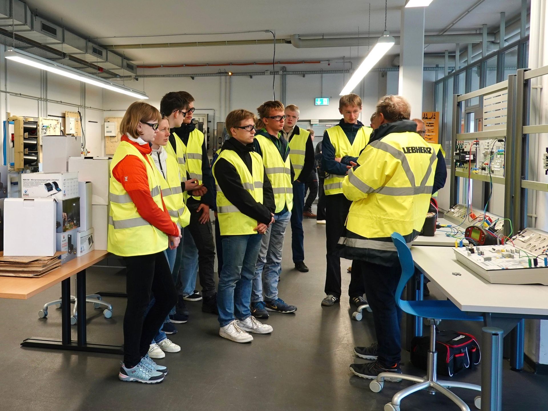 Eine Schulklasse zu Besuch bei einem Kranhersteller