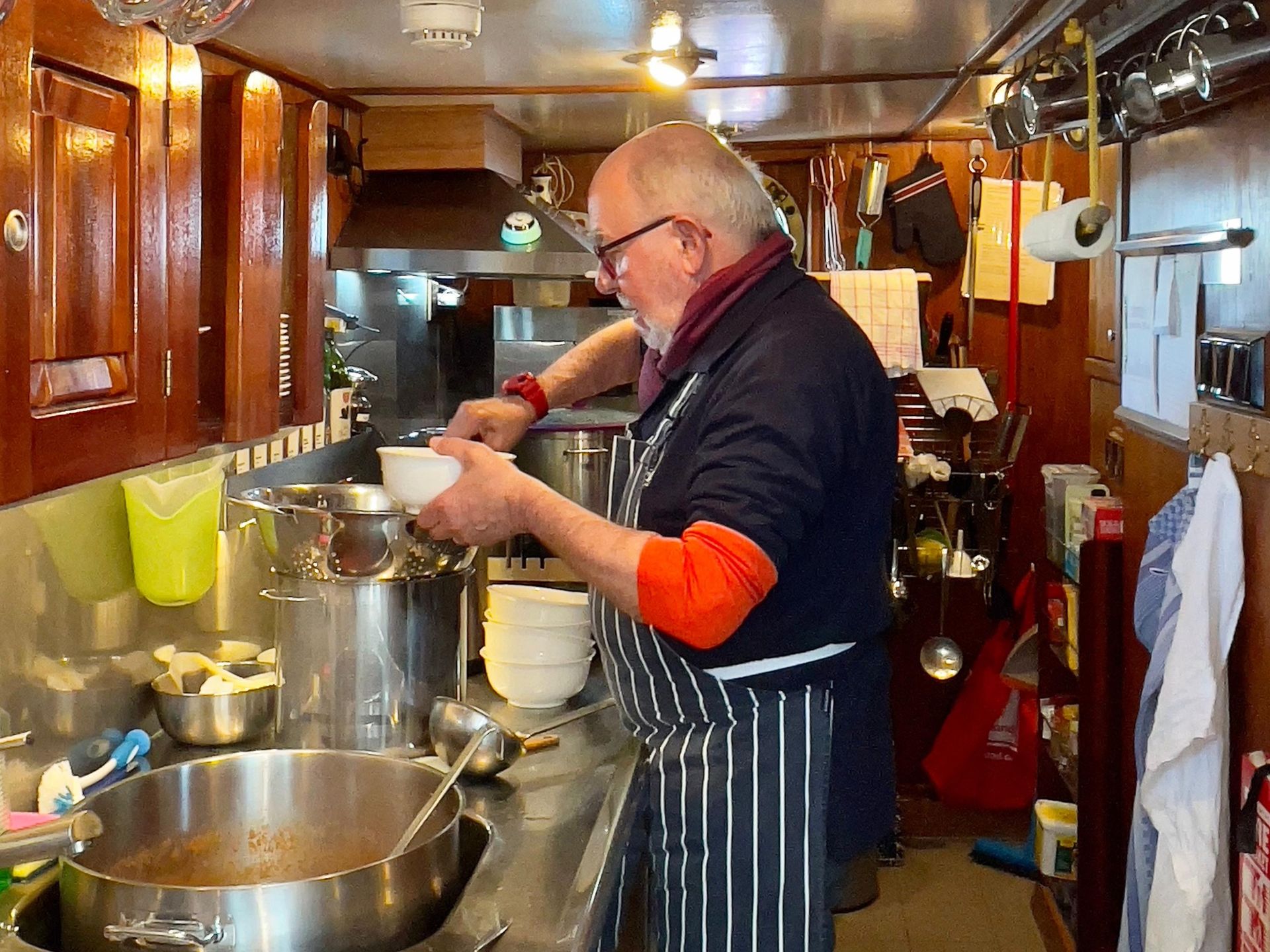 Der Smutje steht in der Kombüse und kocht ein traditionelles Gericht