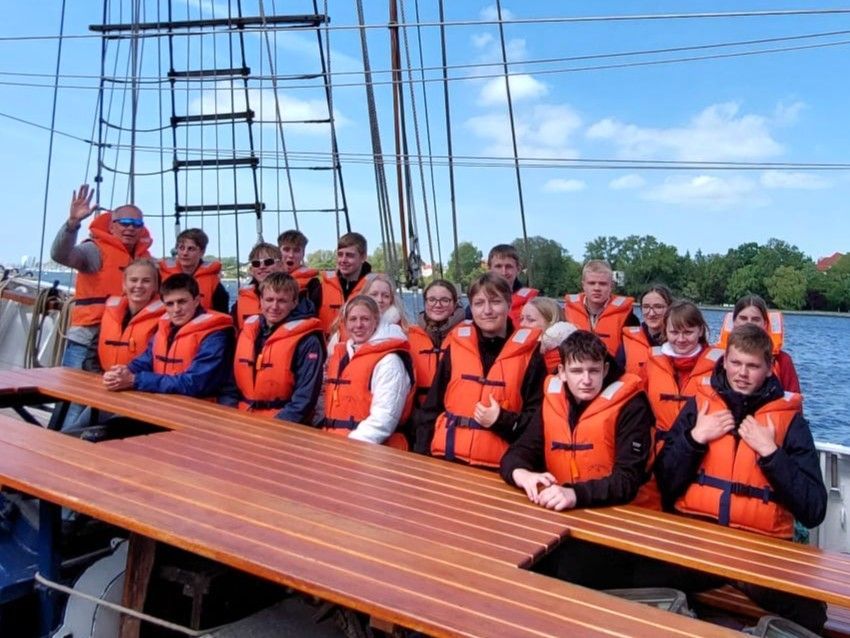 Eine Schulklasse bei der Seenotrettungsübung