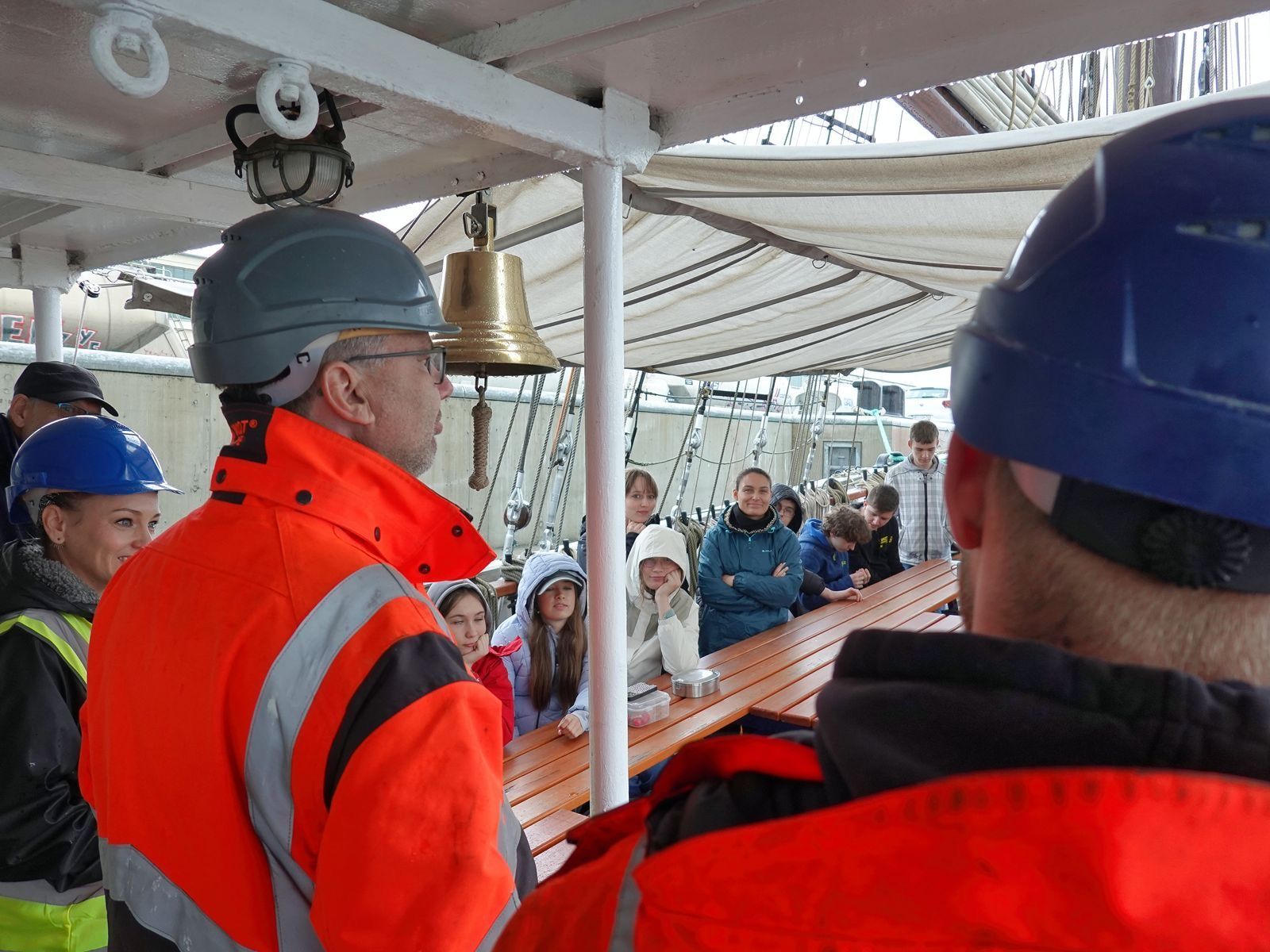 Eine Gruppe von Leuten steht auf einem Segelschiff