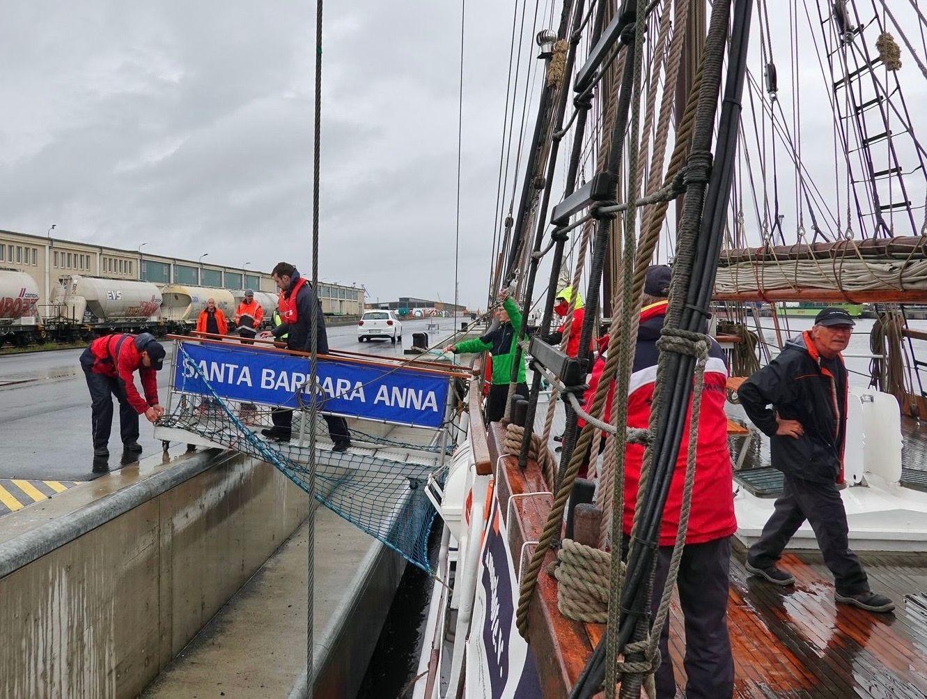 Personen betreten die Gangway eines Segelschiffs