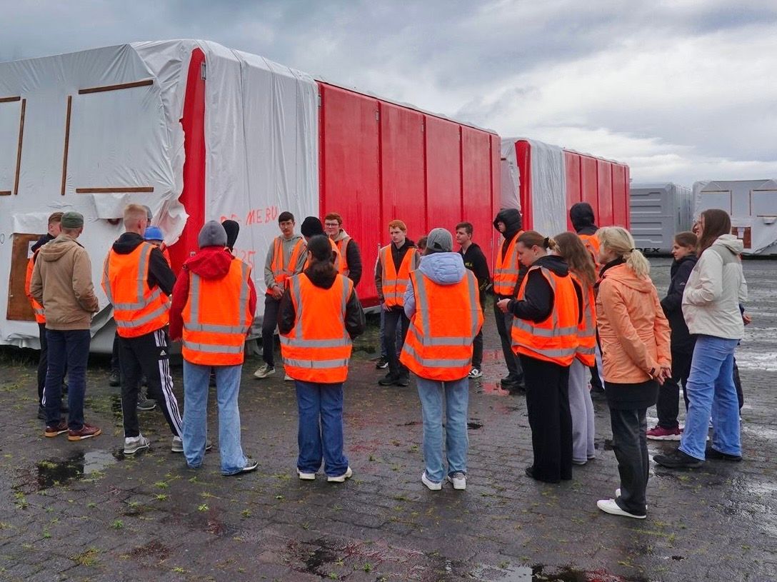Eine Schulklasse auf Rundgang im Seehafen Rostock