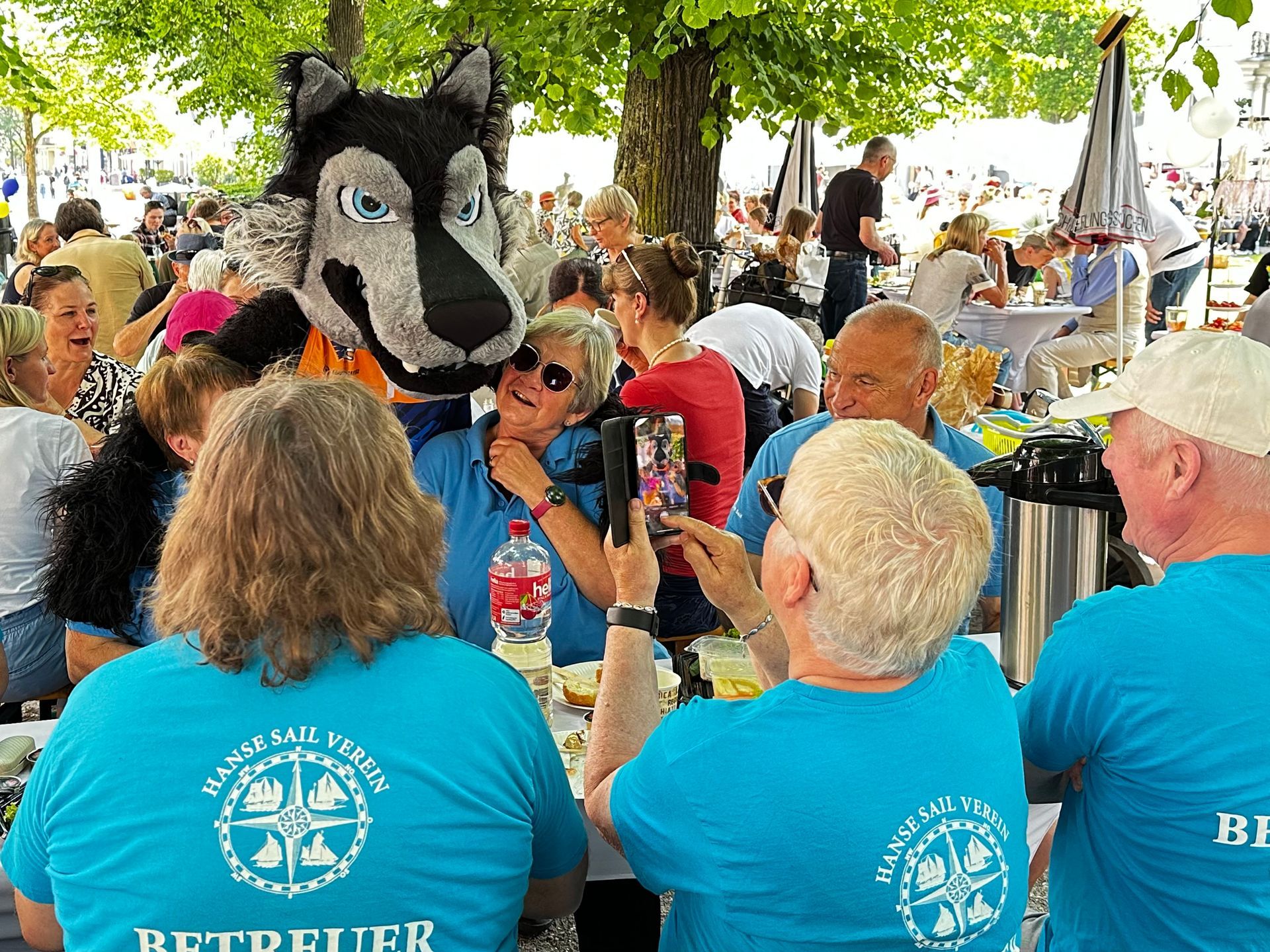 Der Hanse Sail Verein mit WOLFI von den Rostock Seawolves