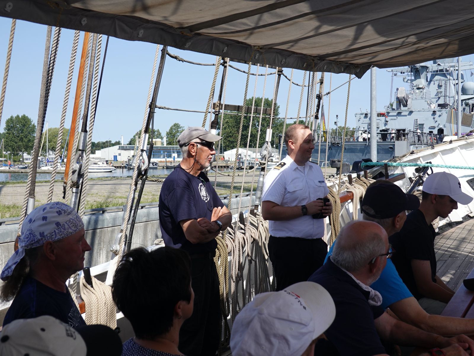 Begrüßung einer Schulklasse durch den Kommandeur des Marinestützpunktes Hohe Düne