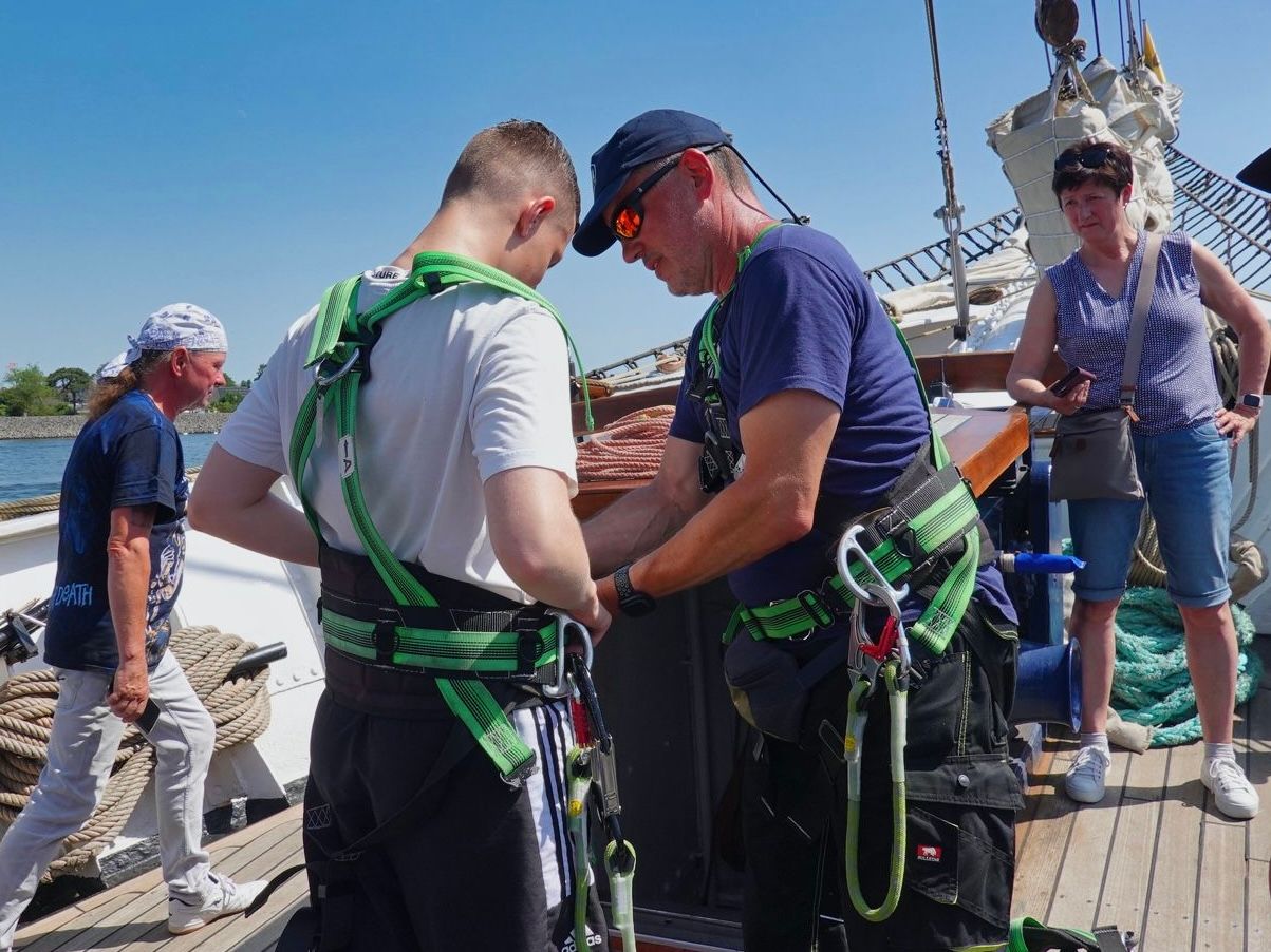 Schüler klettert in die Wanten des vorderen Mastes bis zur Saling