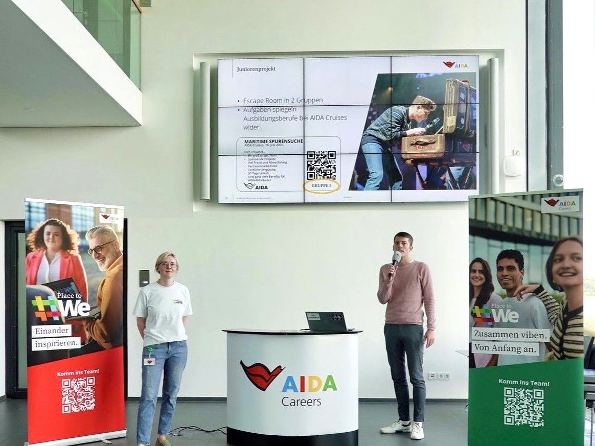 Zwei Mitarbeiter von AIDA führen durch eine Veranstaltung