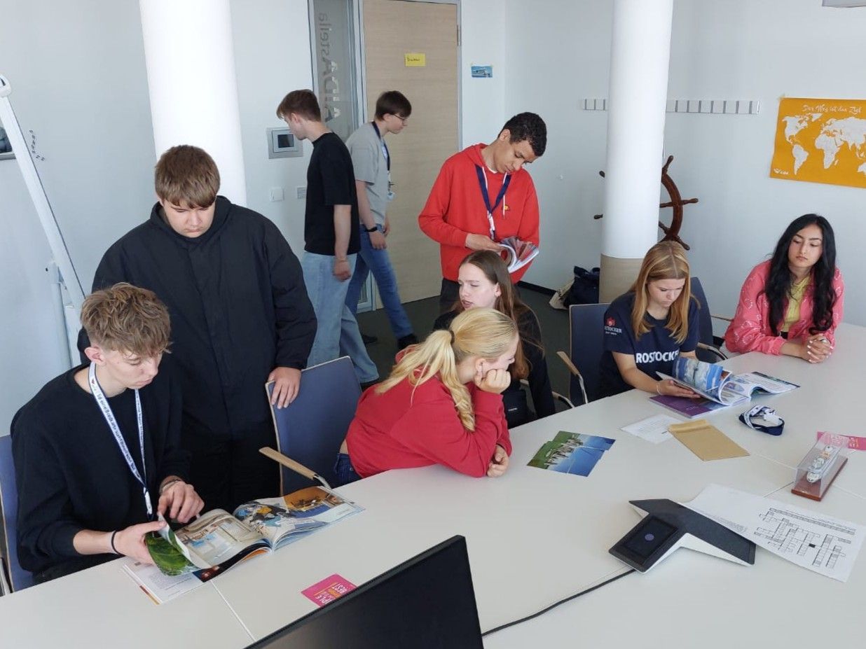 Eine Schulklasse erarbeitet Lösungen beim einem Workshop