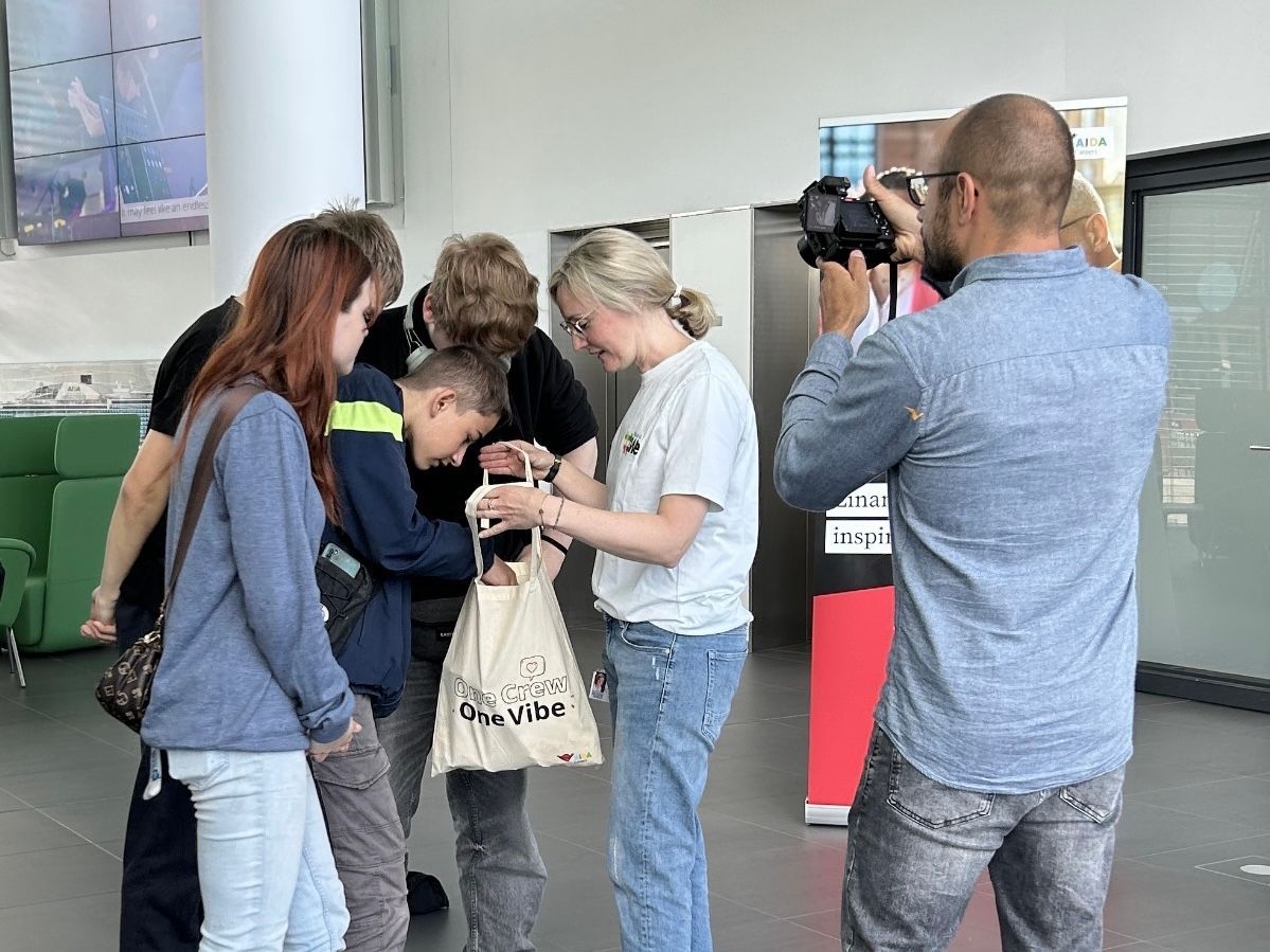 Eine Gruppe von Personen erhält von AIDA Lunch Pakete