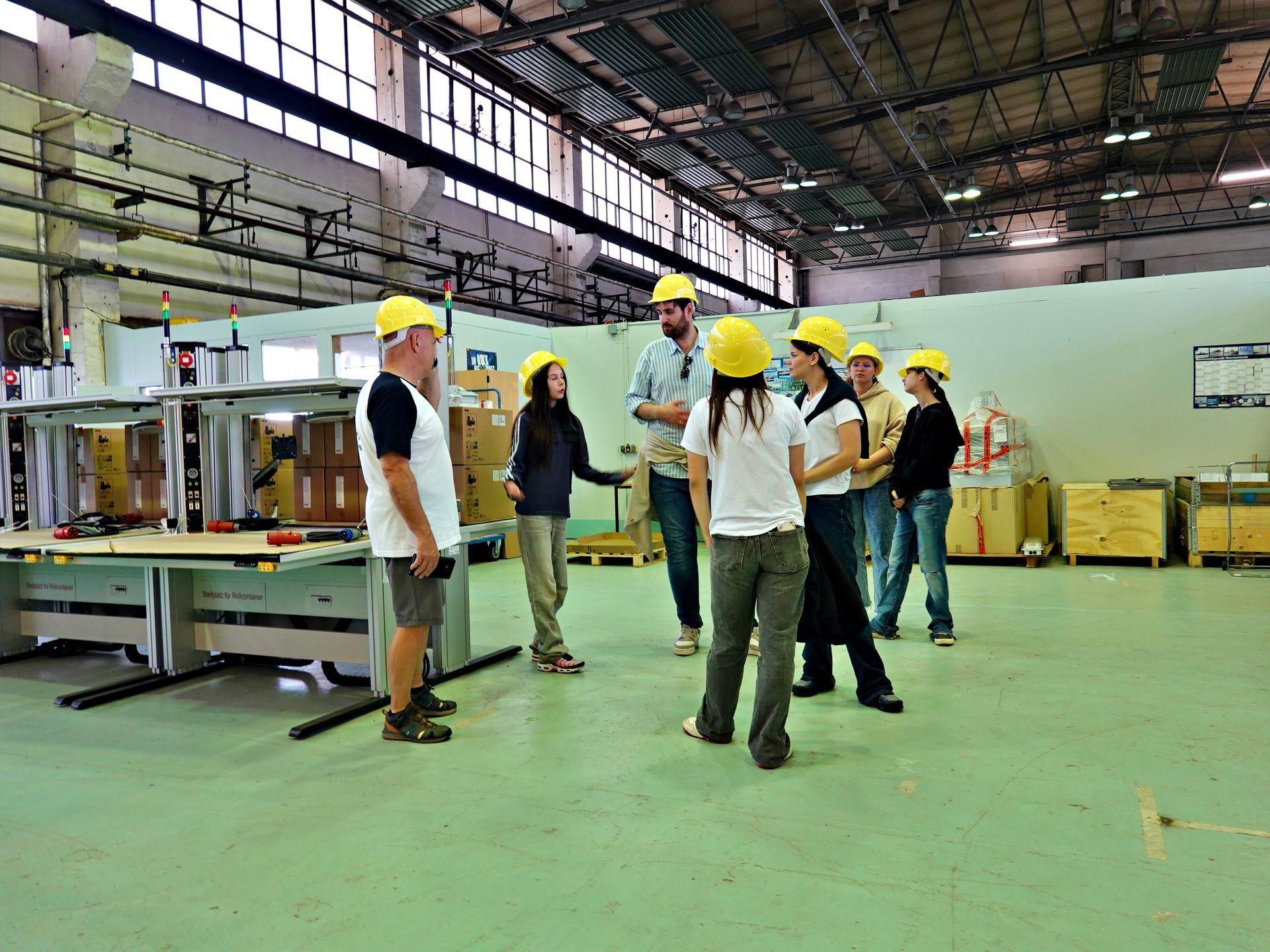 Eine Schulklasse besucht die Ausbildungswerkstatt einer Werft