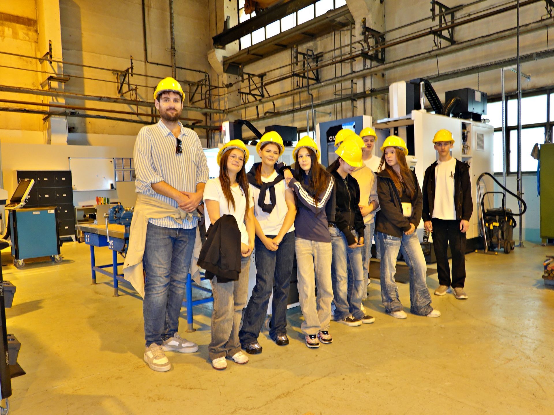 Eine Schulklasse auf Exkursion bei einer Schiffswerft