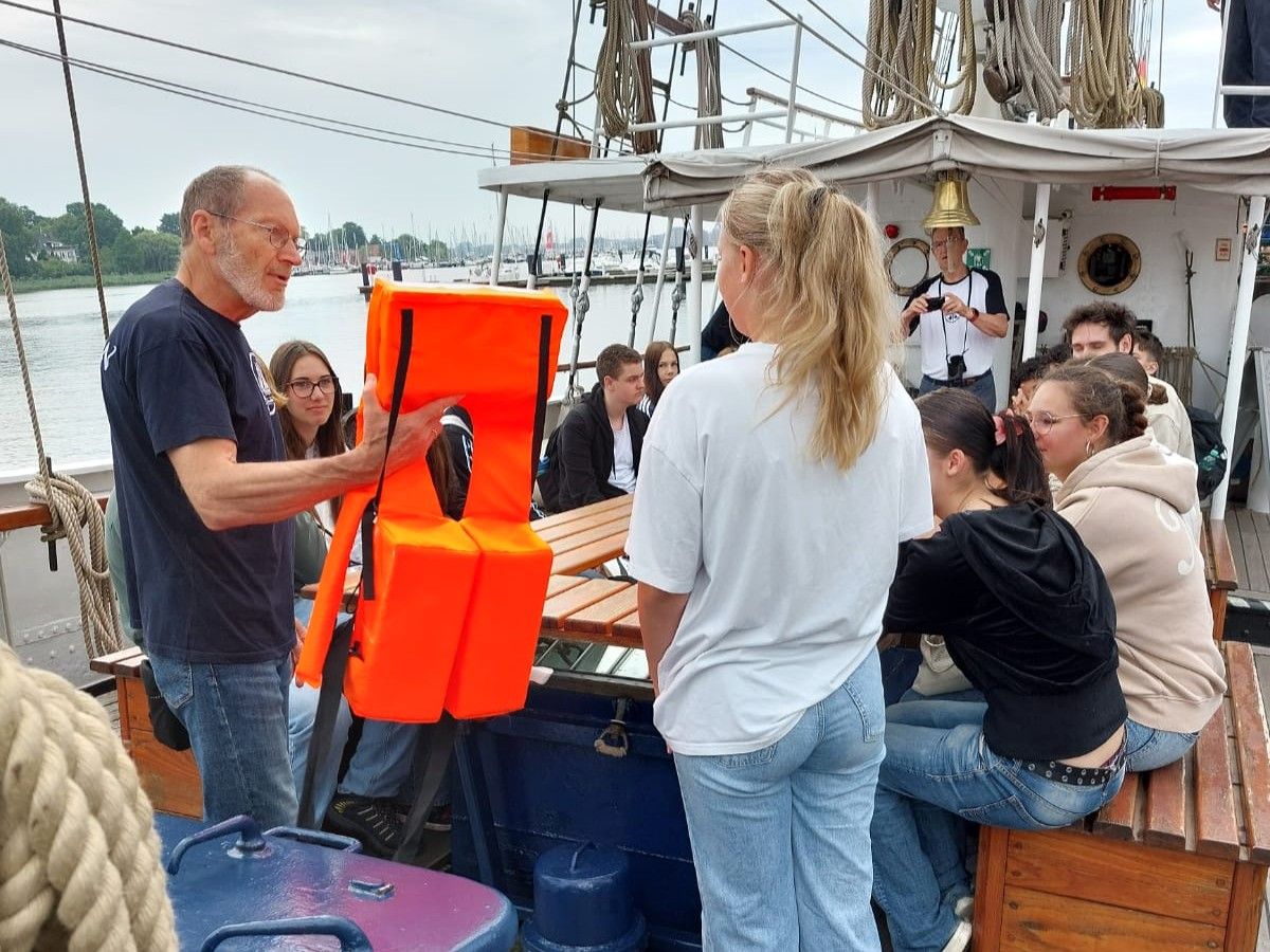 Sicherheitsübung auf einem Segelschiff