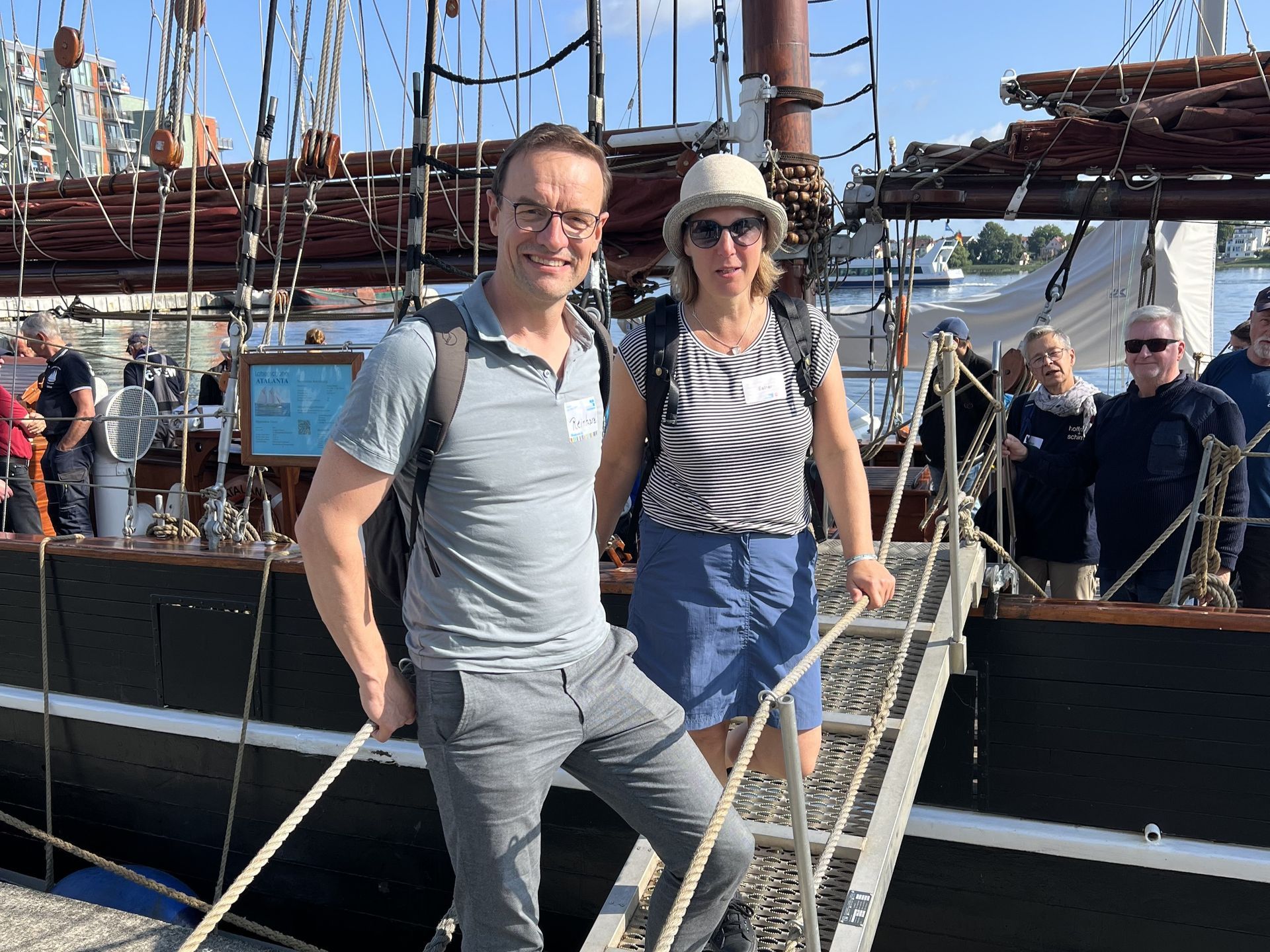 2 Personen stehen auf der Gangway eines Segelschiffs