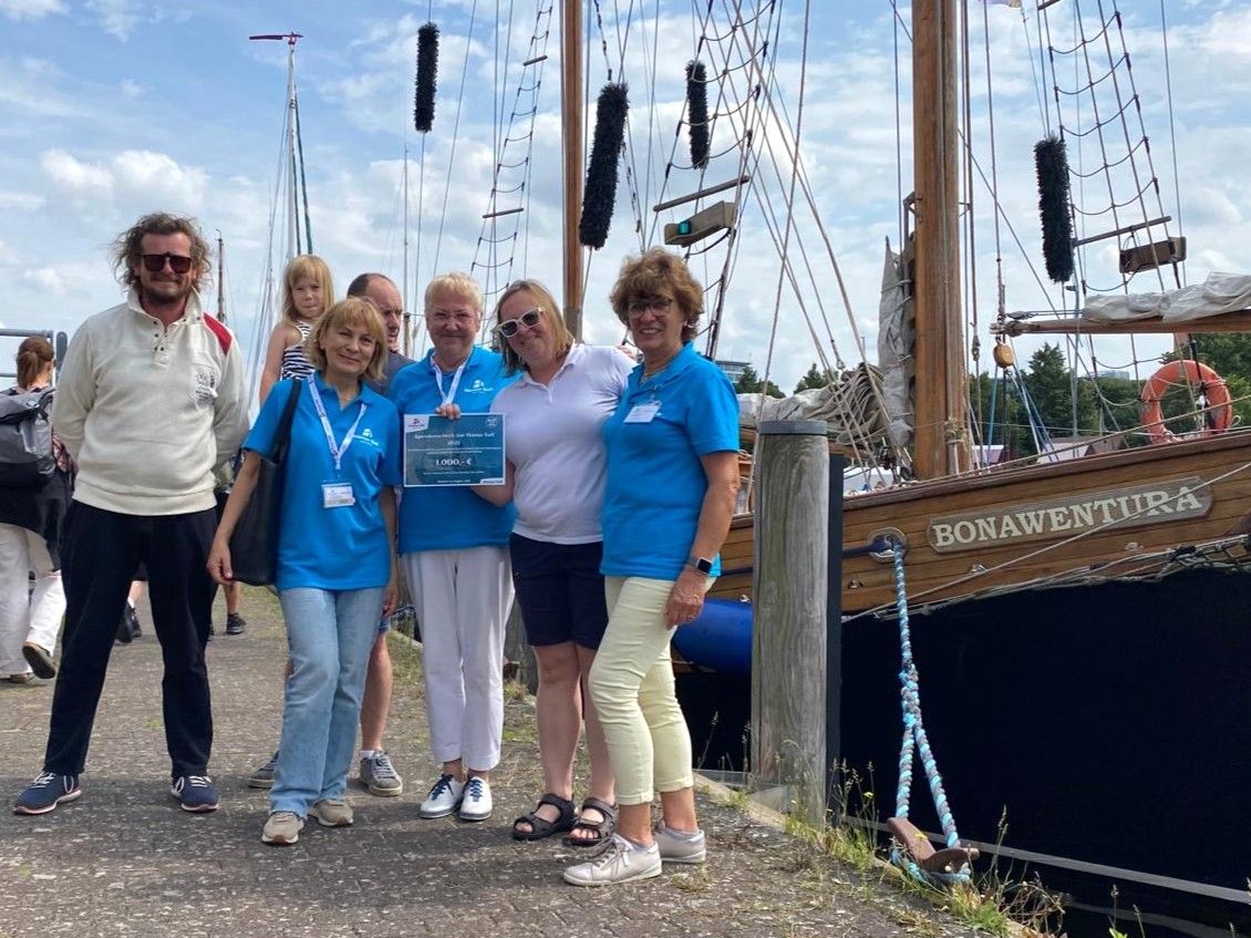 Die Ketsch Bonawentura erhält eine Spende auf der Hanse Sail