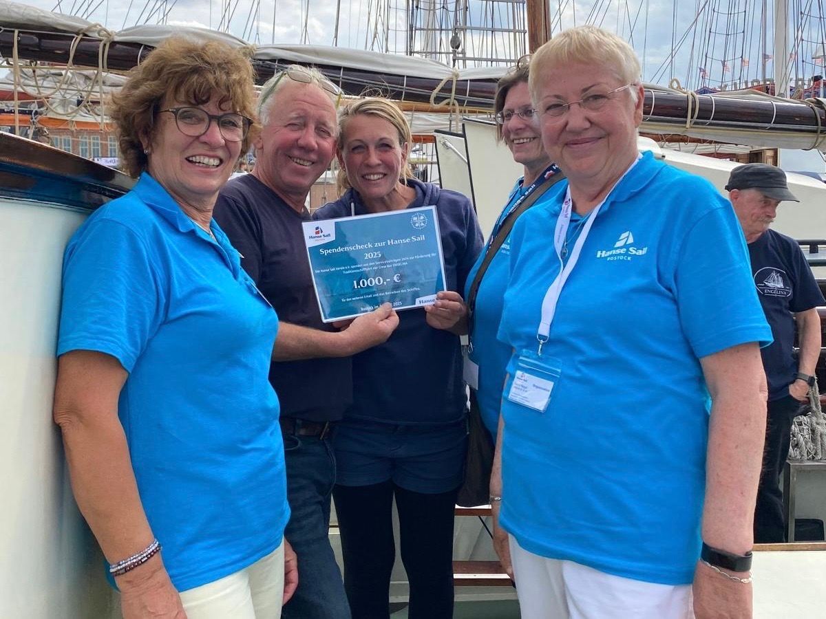 Die Tjalk Engelina erhält eine Spende auf der Hanse Sail