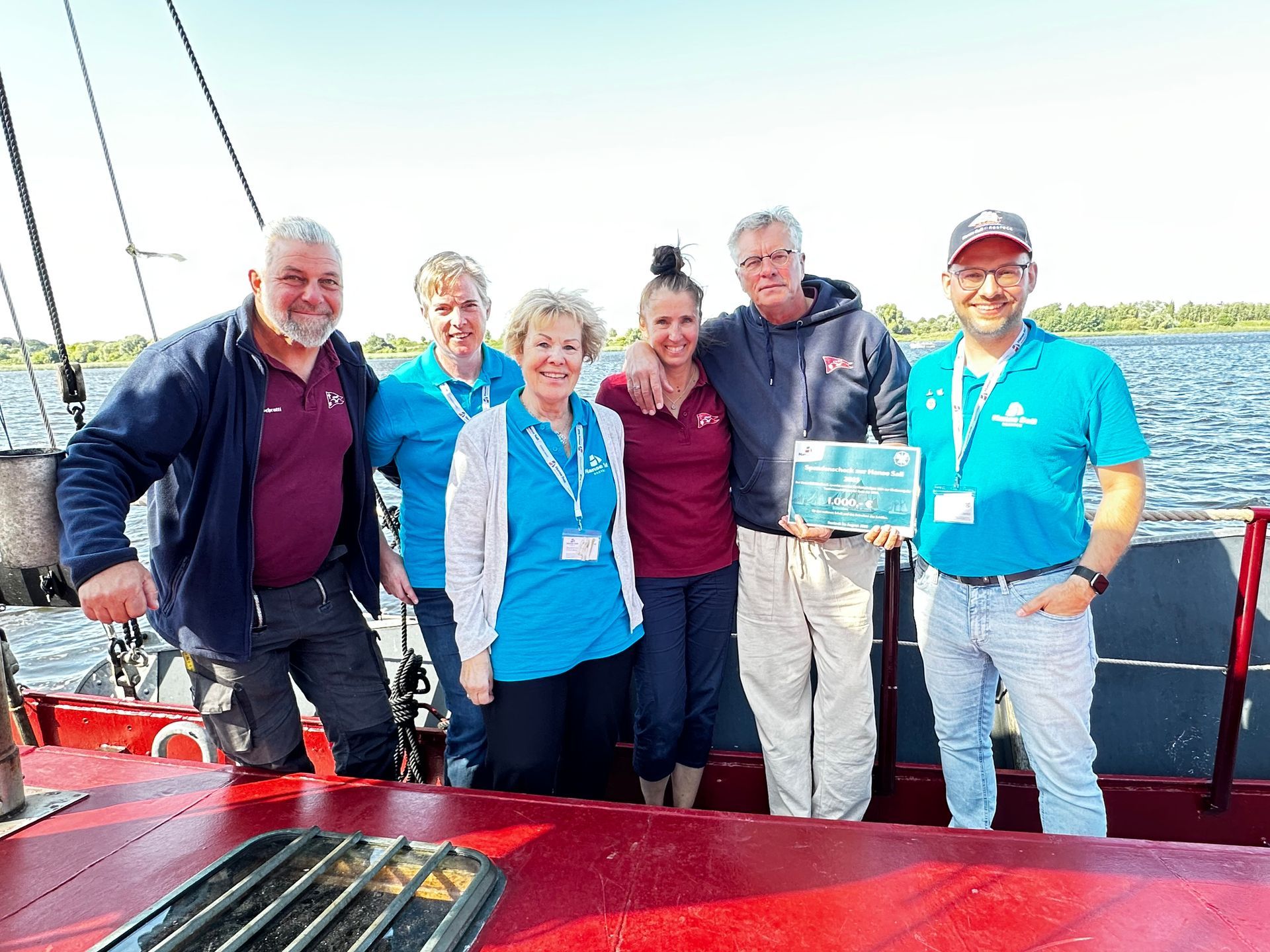 Die Tjalk Erna erhält eine Spende auf der Hanse Sail