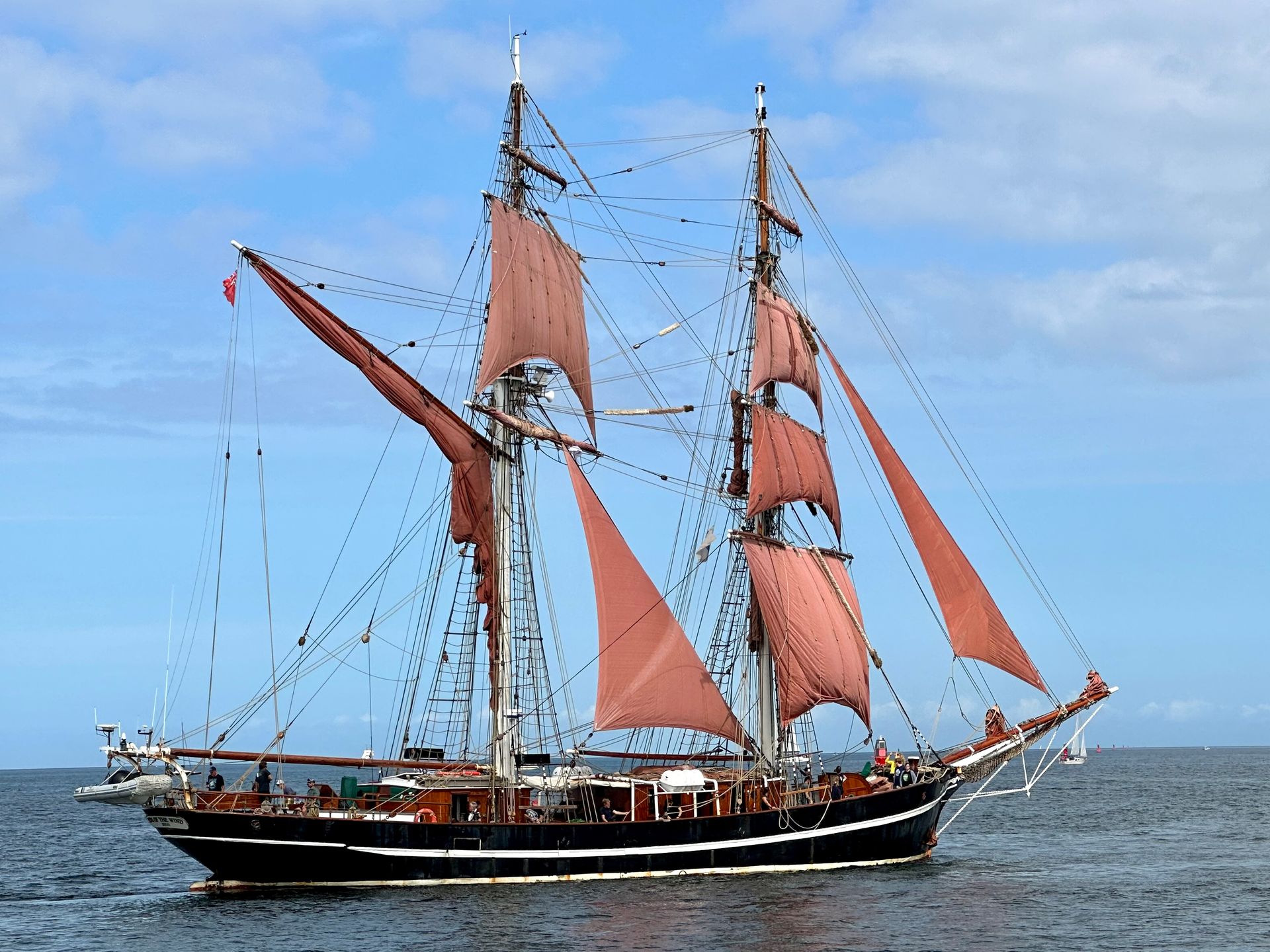 Die Ketsch Sarpen erhält eine Spende auf der Hanse Sail