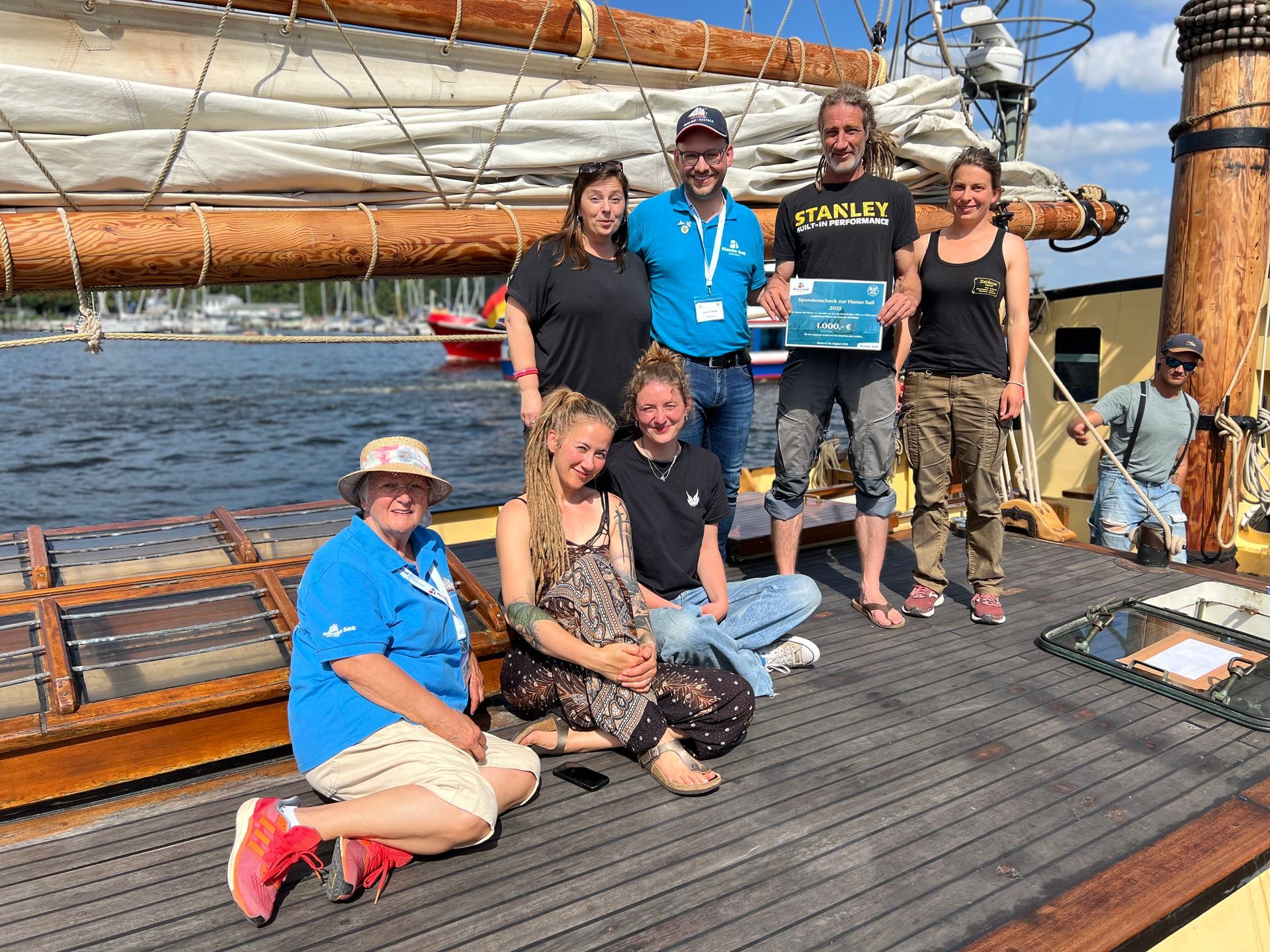 Der Gaffelschoner Zuiderzee erhält eine Spende auf der Hanse Sail
