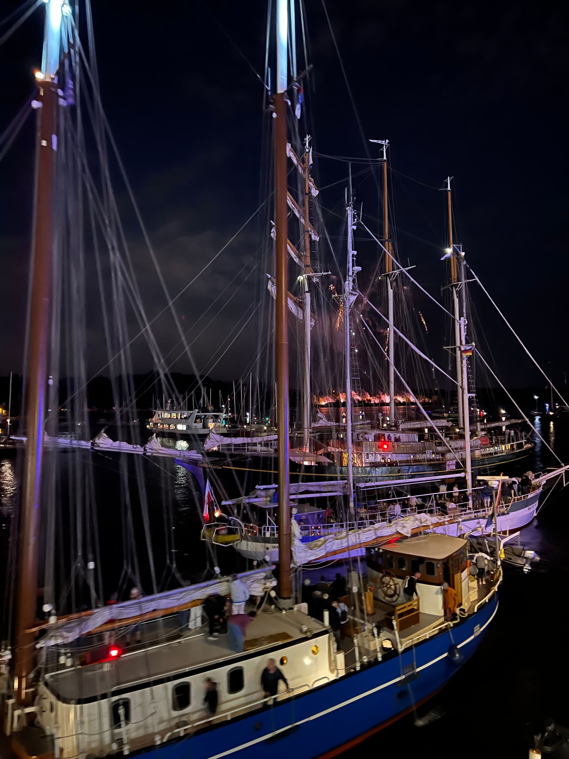Schiffe am Abend im Stadthafen Rostock