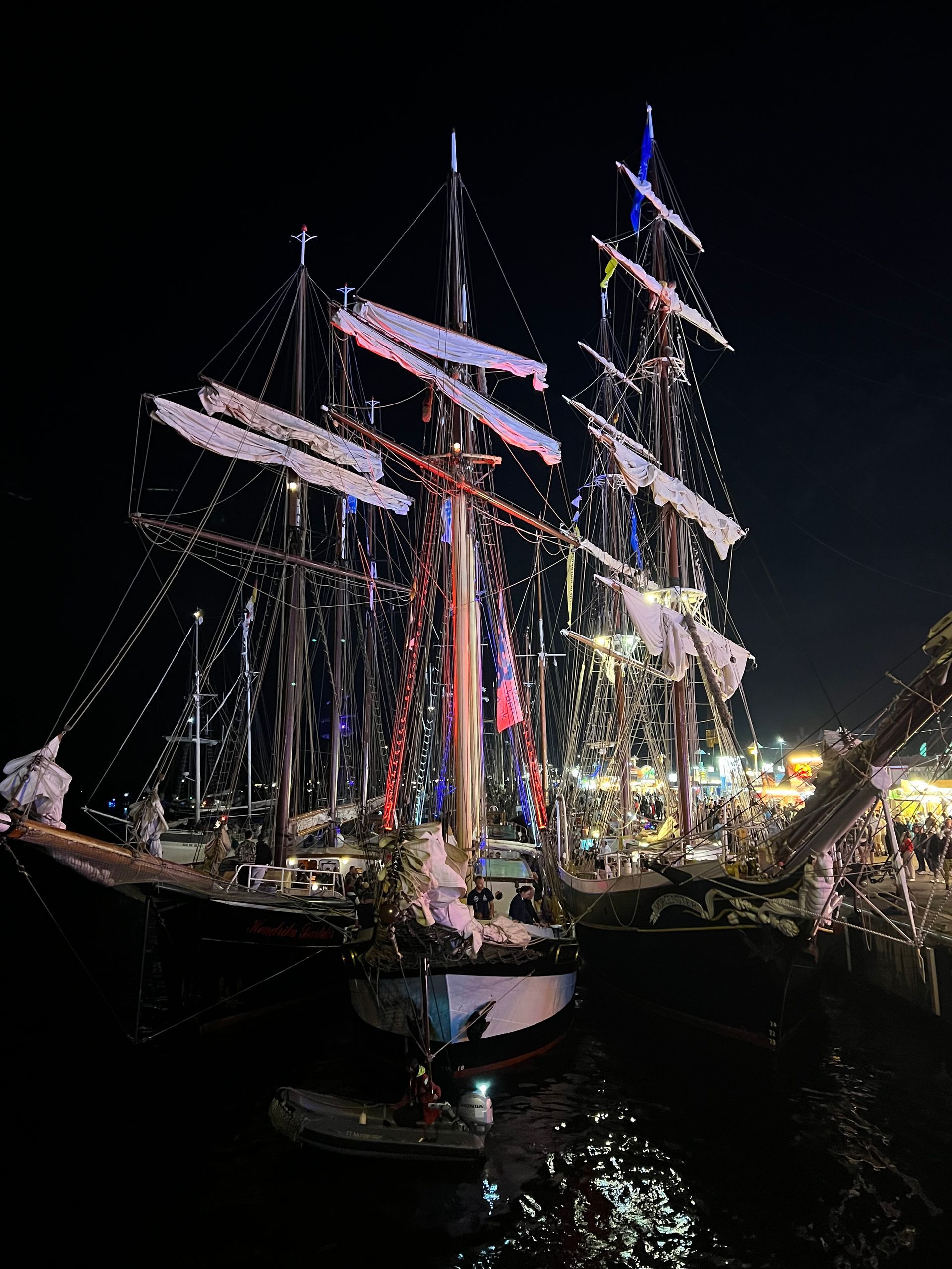 Segelschiffe liegen an der Pier im Hafen