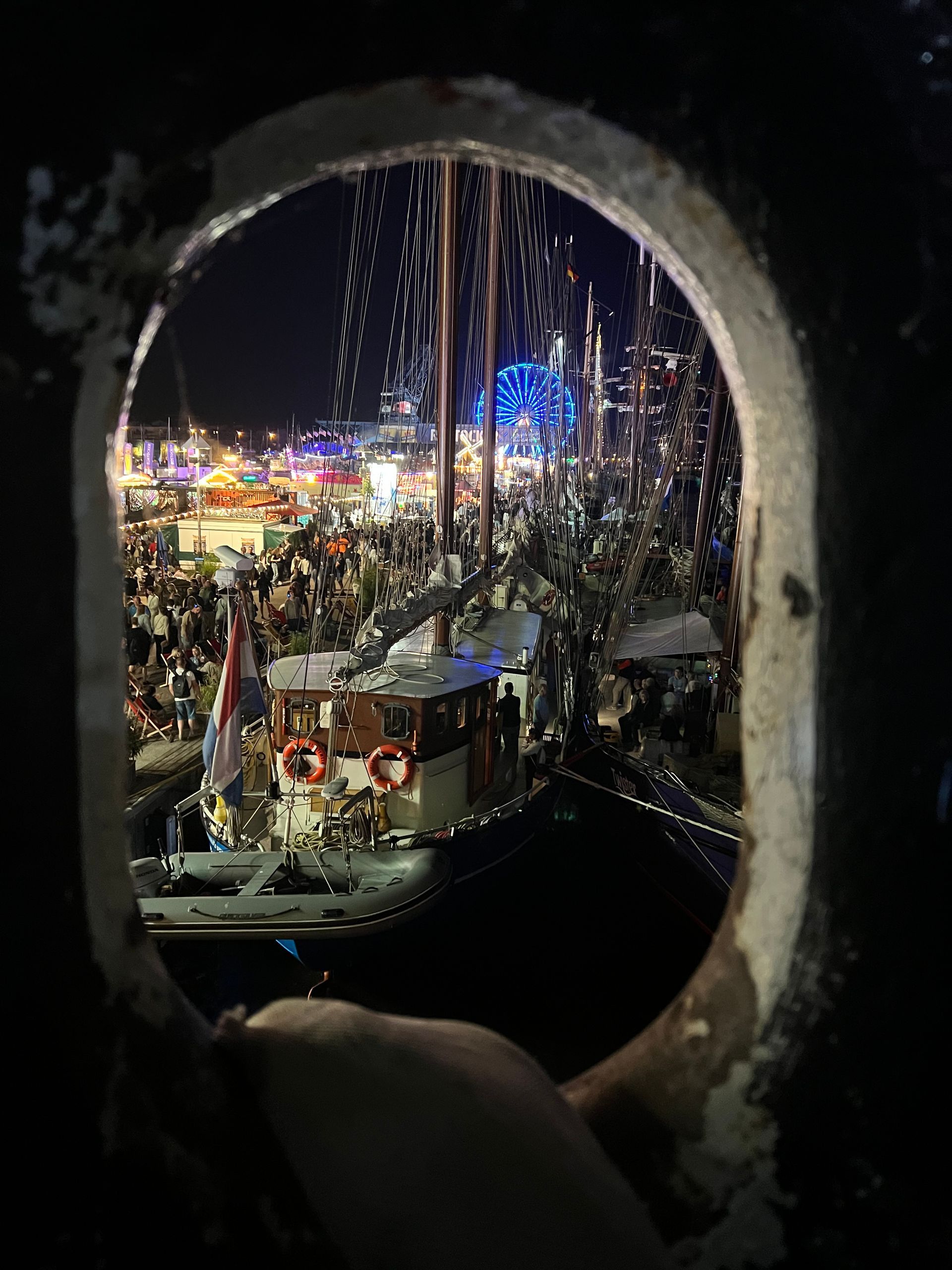 Blick durch ein Bullauge auf dem Eisbrecher Stephan Jantzen