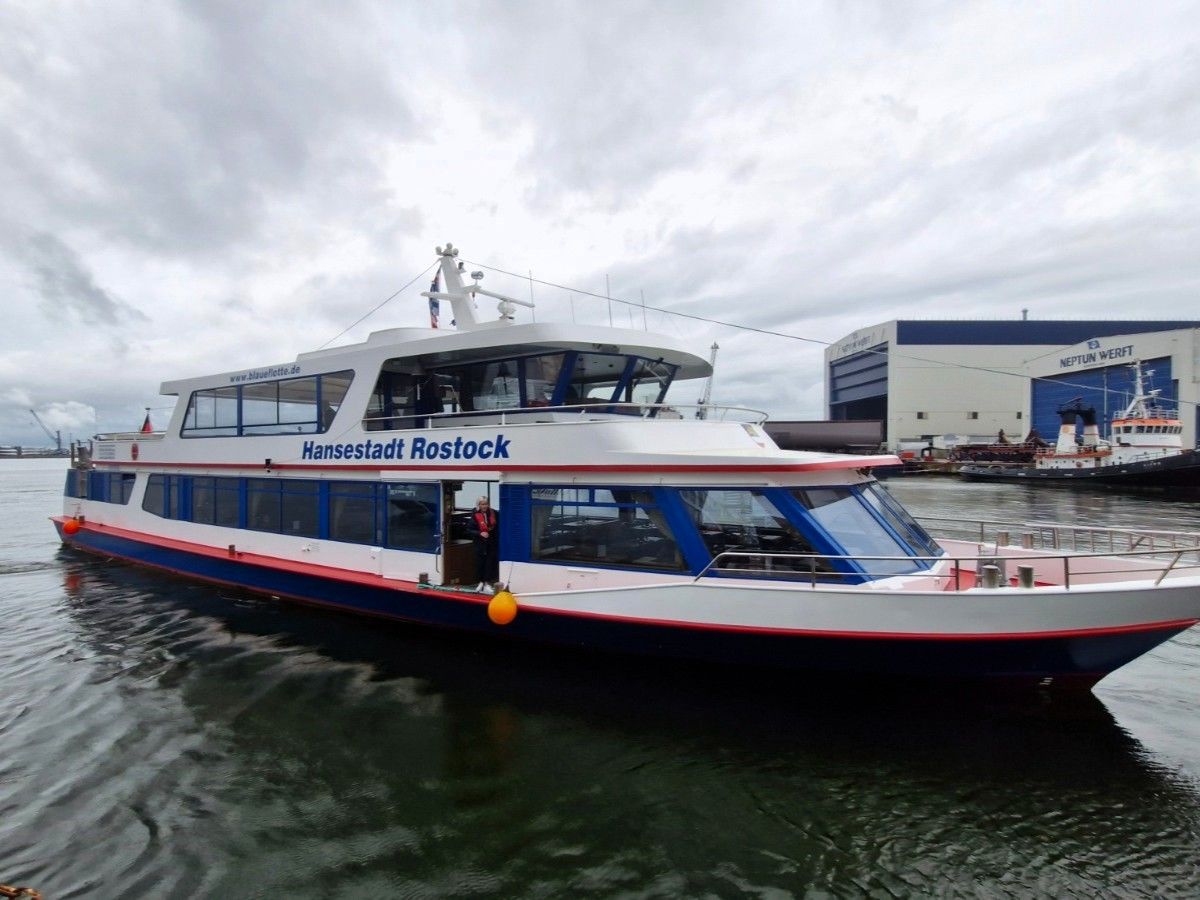 Olaf Schütt fährt mit seinem Schiff für die maritime Spurensuche