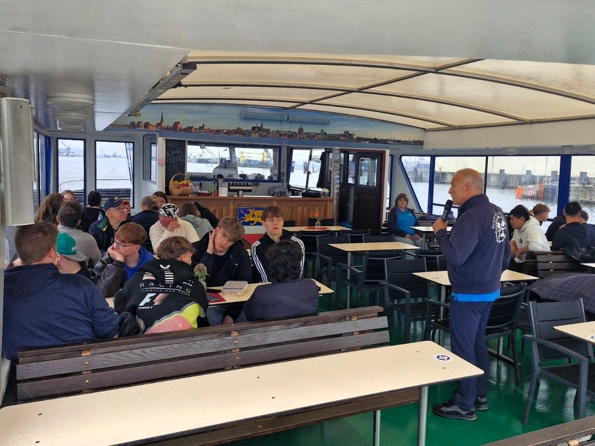 Eine Gruppe von Teenagern steht an Deck
