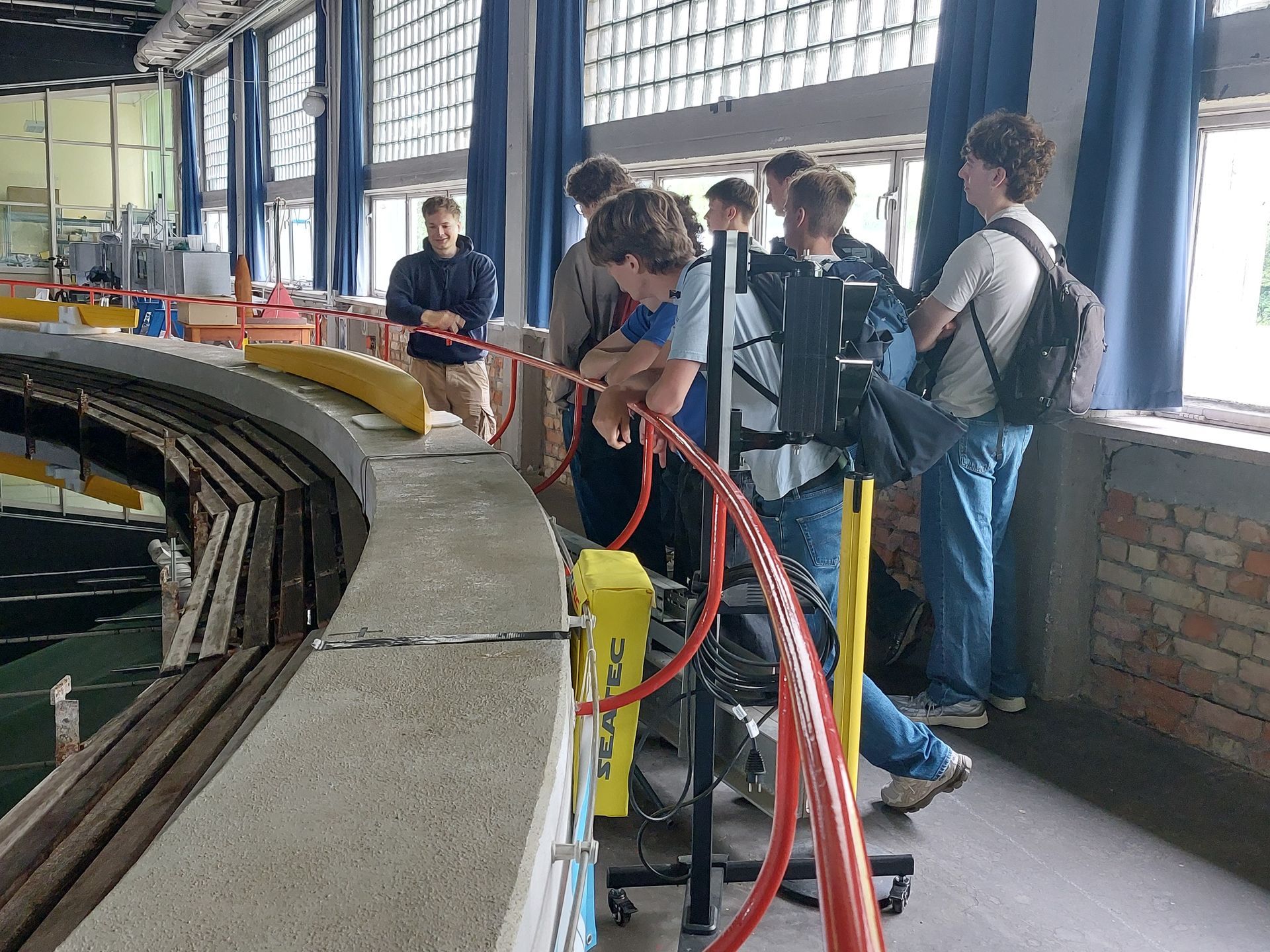 Jugendliche stehen in einer Fabrik