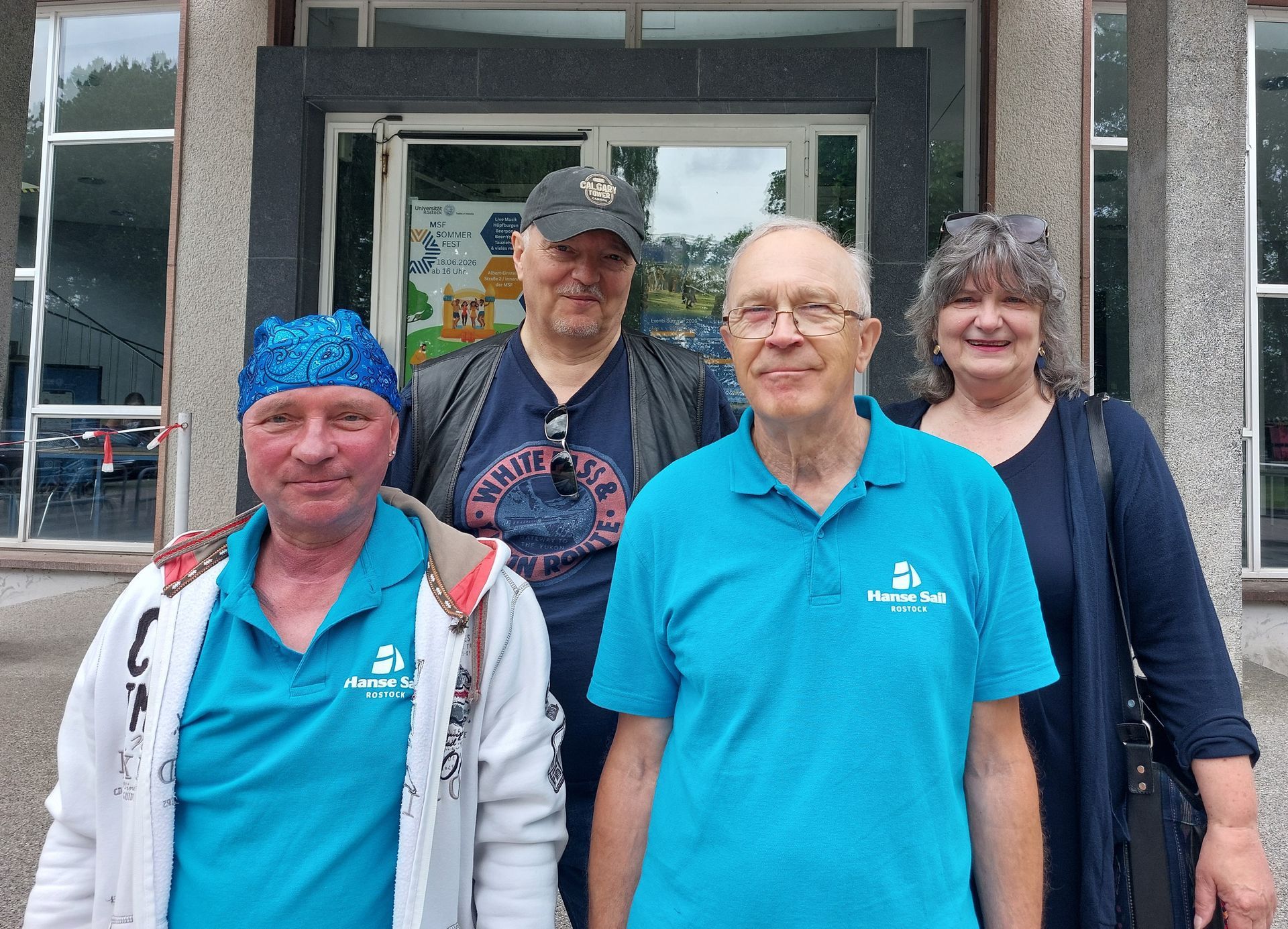 Eine Gruppe von Personen steht vor einem Haus
