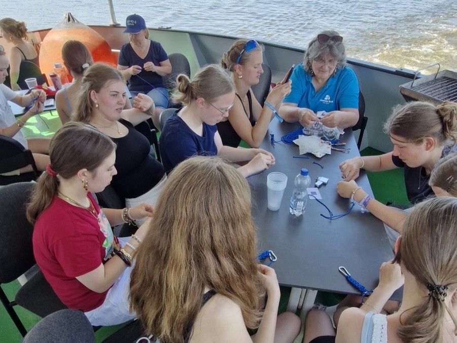 Passagiere üben Seeknoten