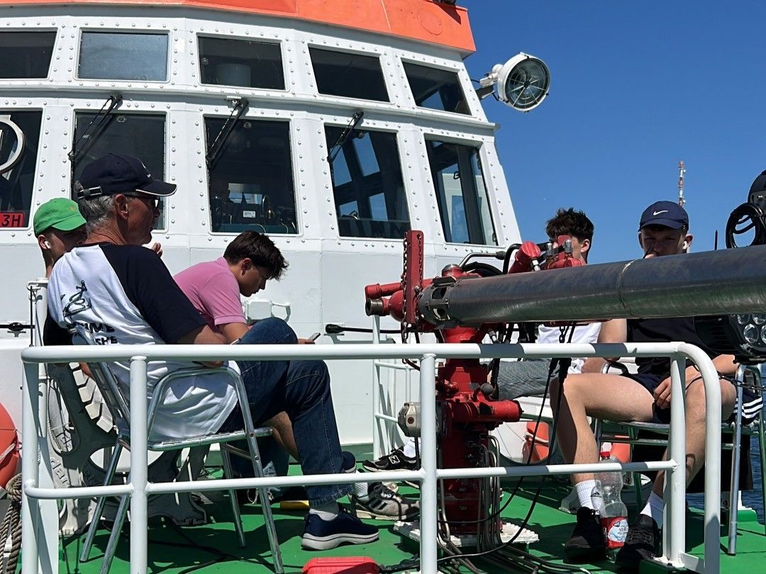 Das Team der Maritimen Spurensuche bei Brainstorming auf dem Oberdeck