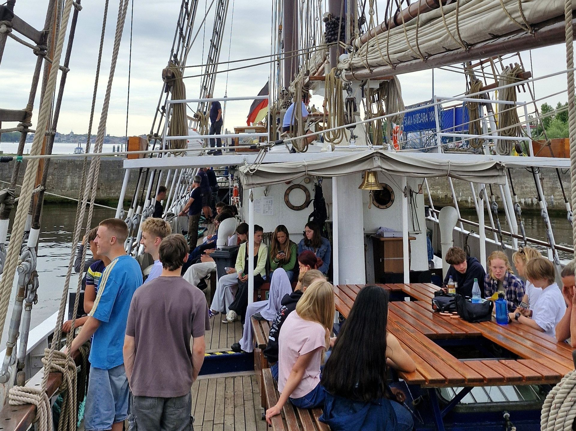 Eine Gruppe von jungen Leuten steht auf einem Schiff