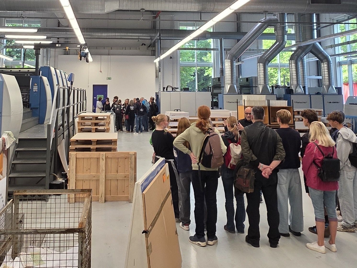 Ein Schulklasse bei der Besichtigung der Druckerei