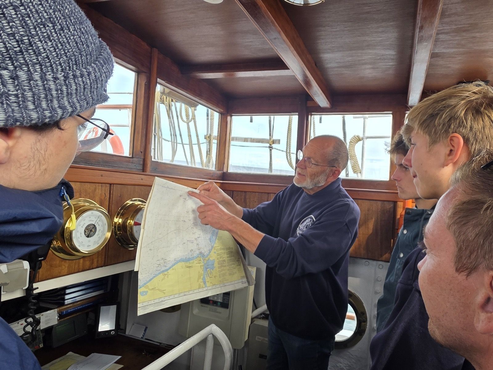 Der Skipper erklärt die Seekarte