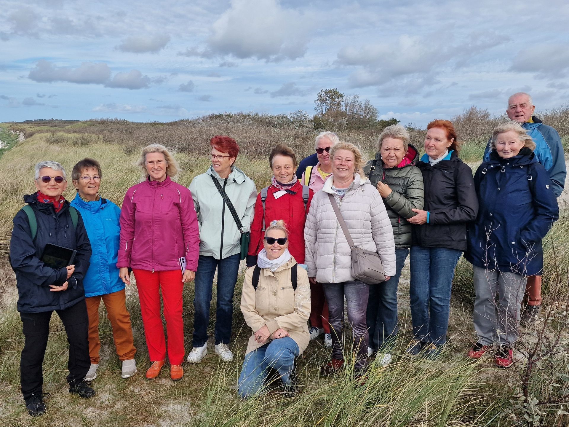 Eine Gruppe von Leuten steht auf einer Wiese
