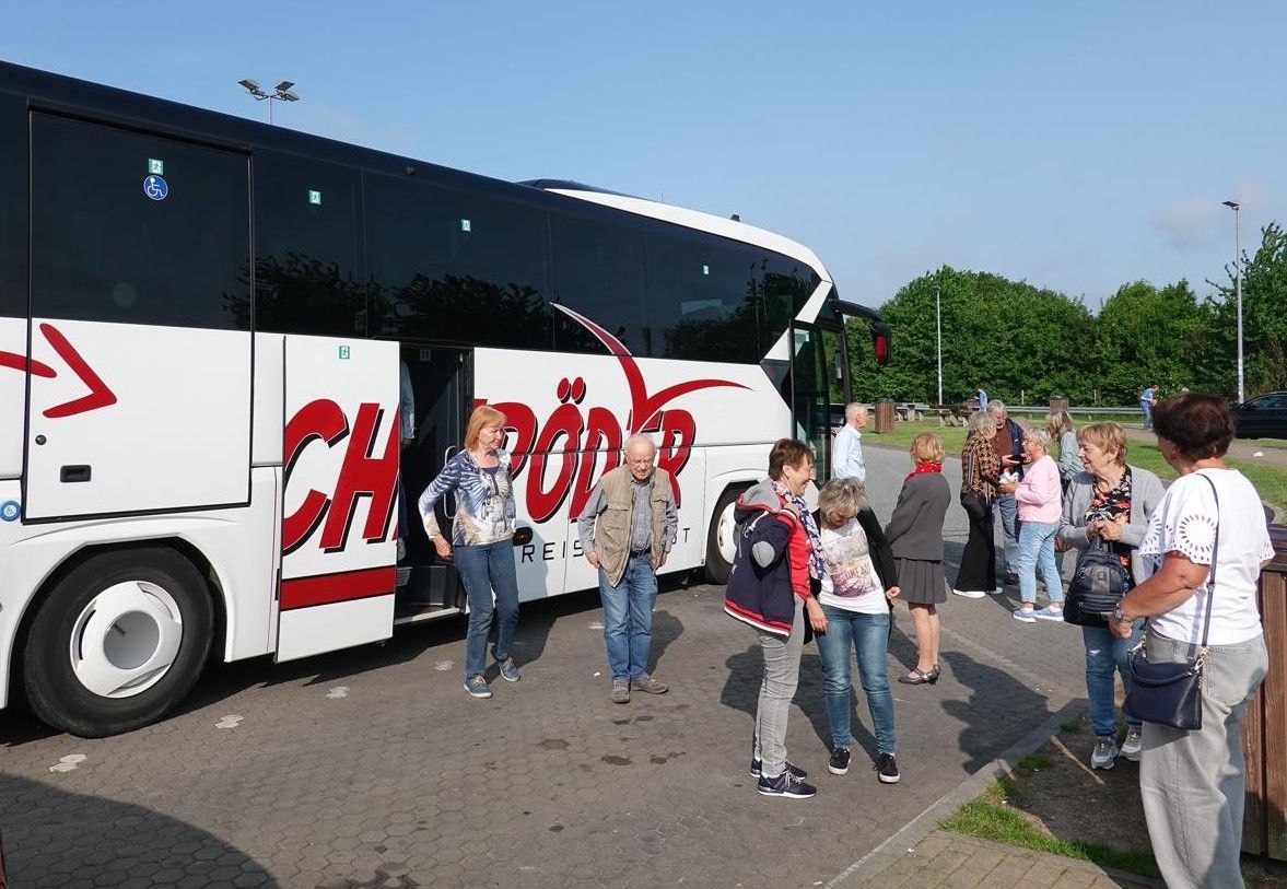Ein Reisebus befördert eine Gruppe von Leuten