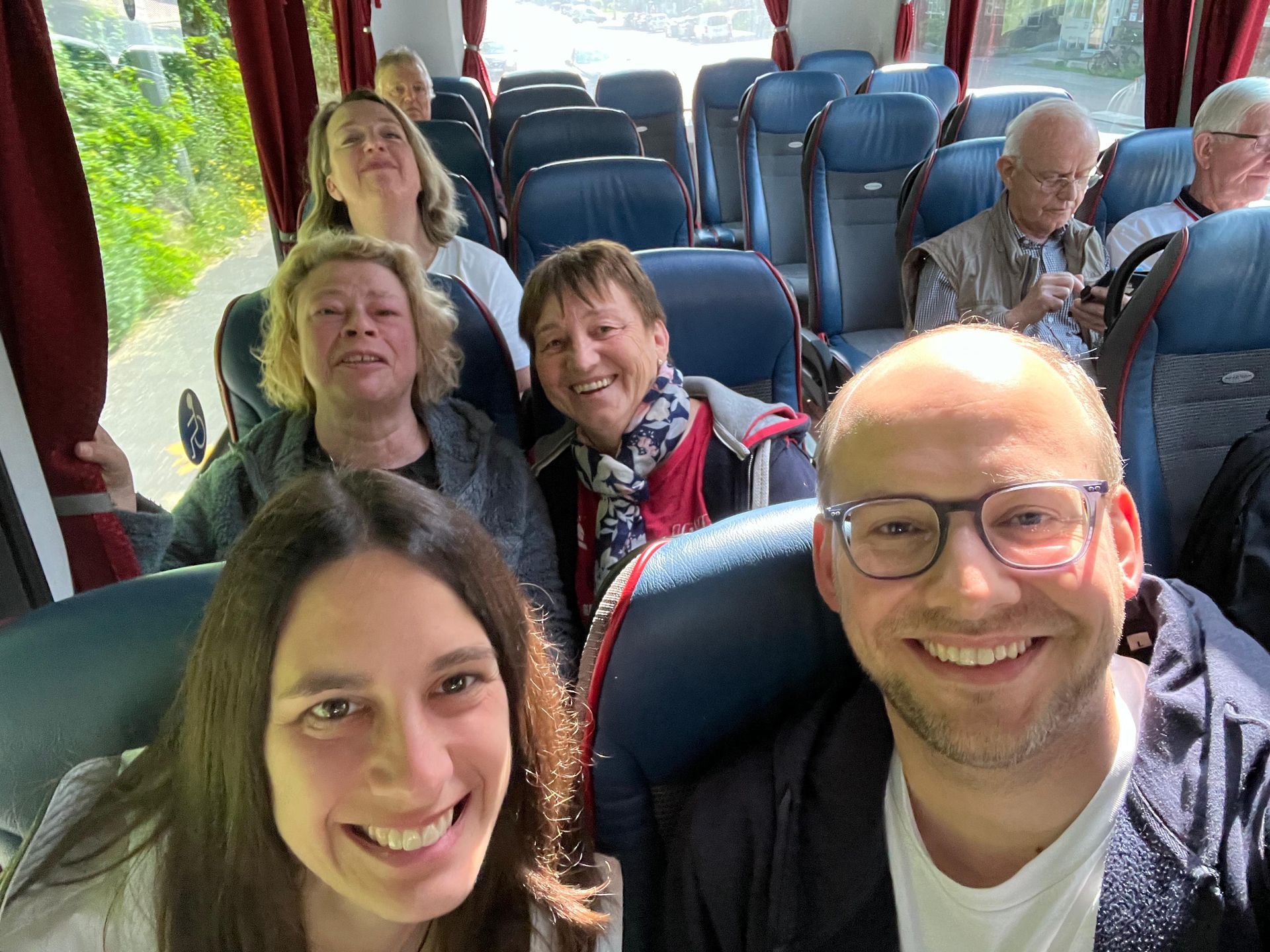 Eine Gruppe von Leuten sitzt in einem Reisebus